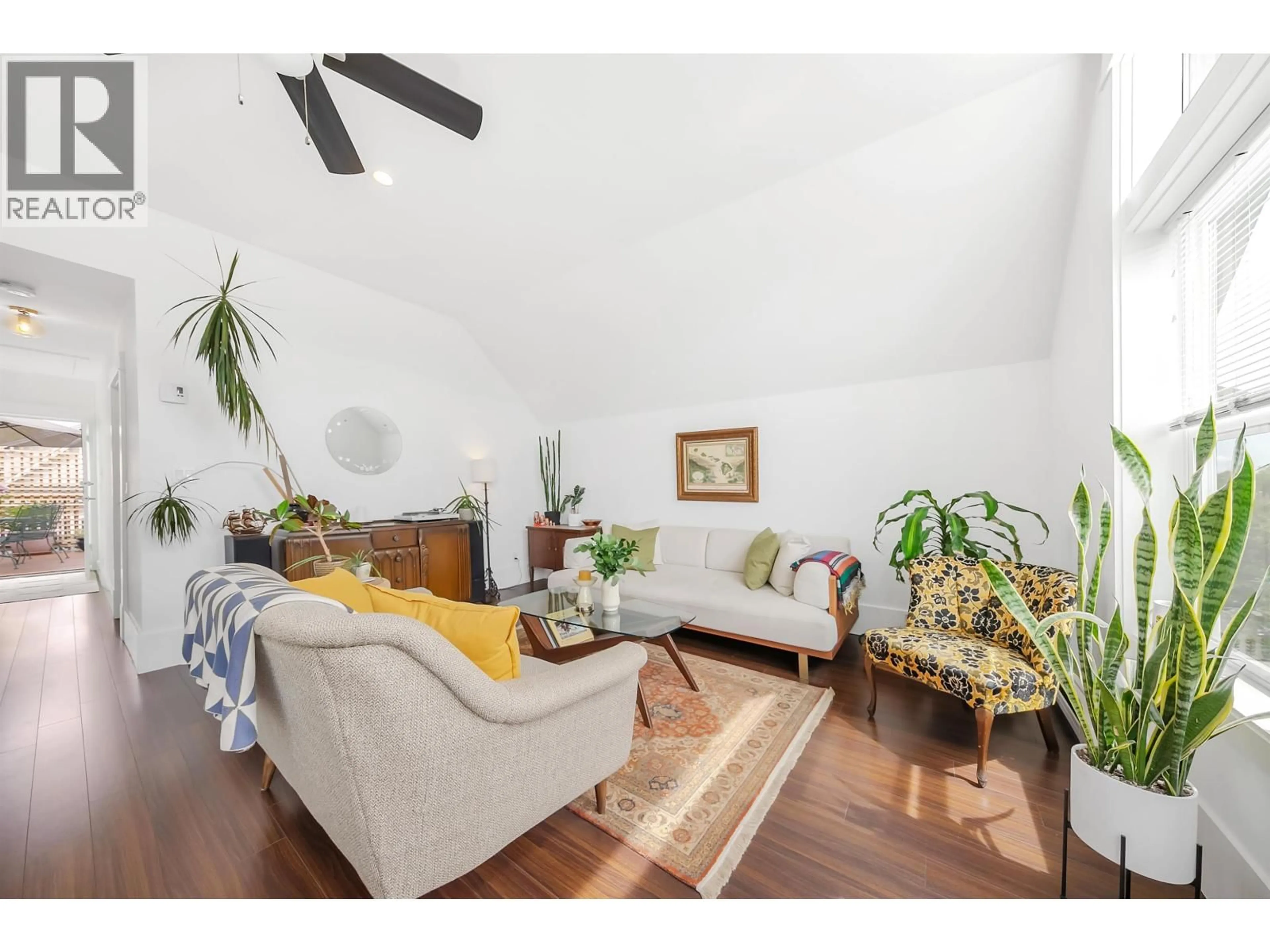 Living room with furniture, wood/laminate floor for 827 16TH AVENUE, Vancouver British Columbia V5T2V7