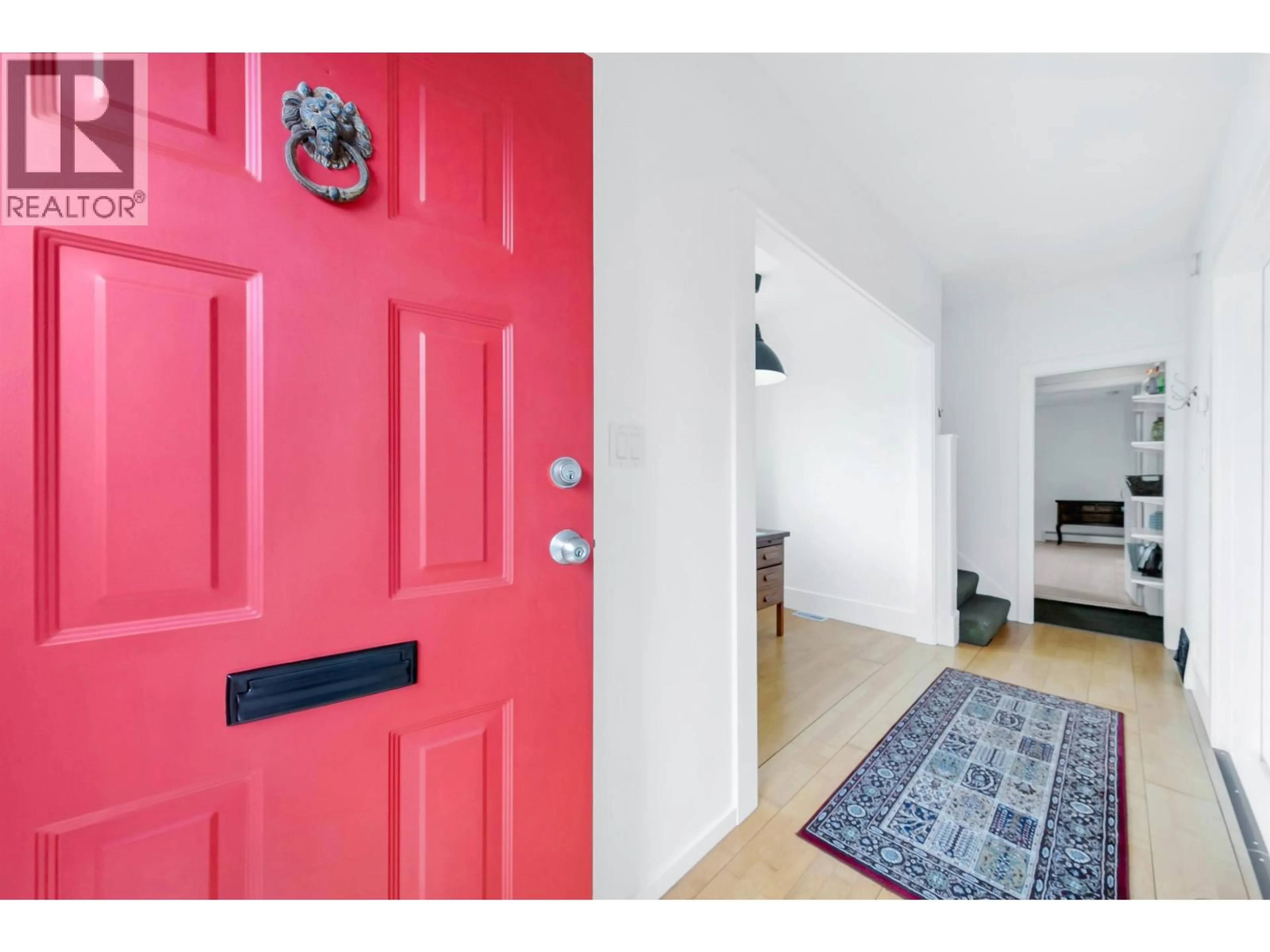 Indoor entryway for 827 16TH AVENUE, Vancouver British Columbia V5T2V7