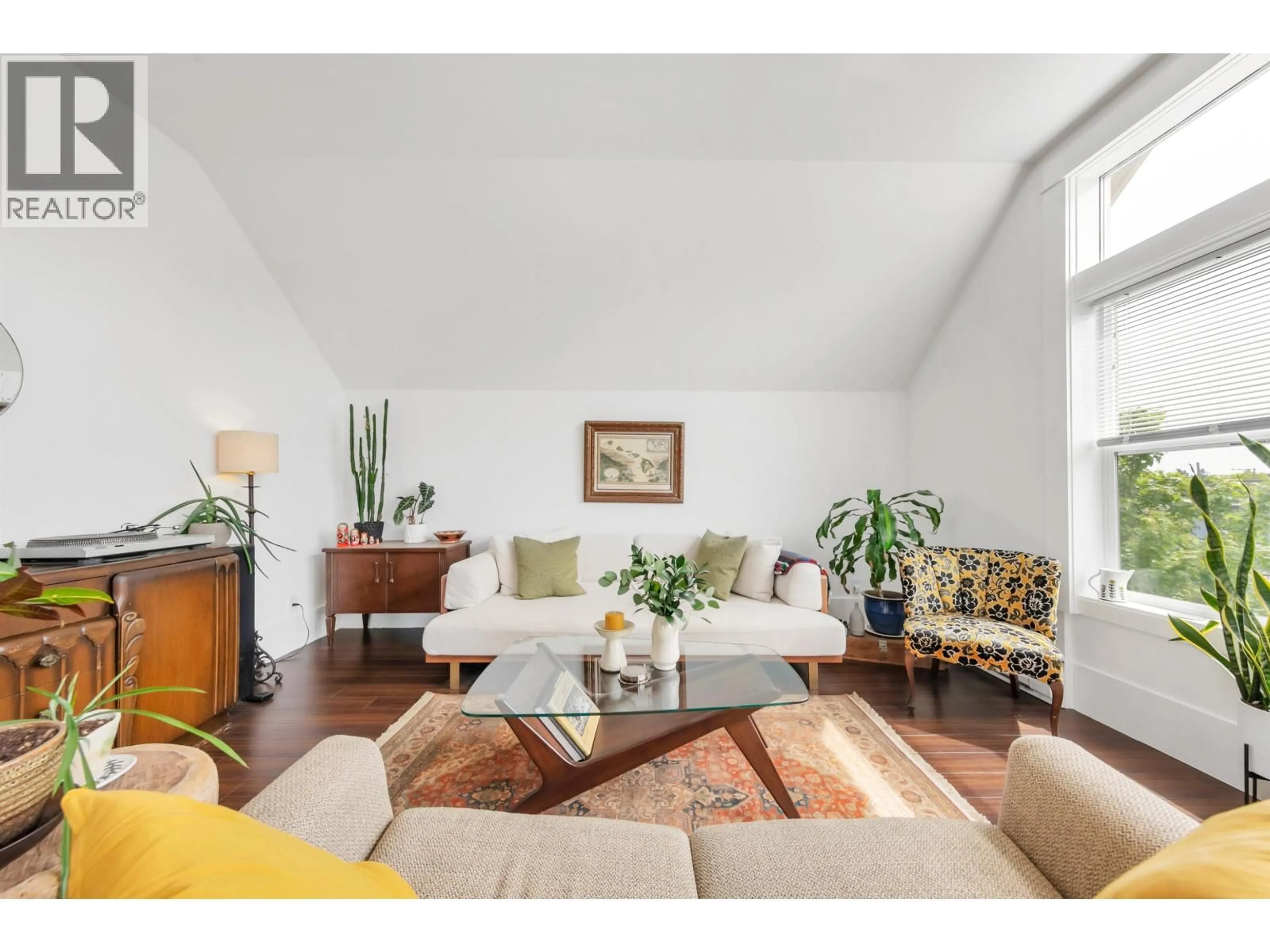 Living room with furniture, unknown for 827 16TH AVENUE, Vancouver British Columbia V5T2V7