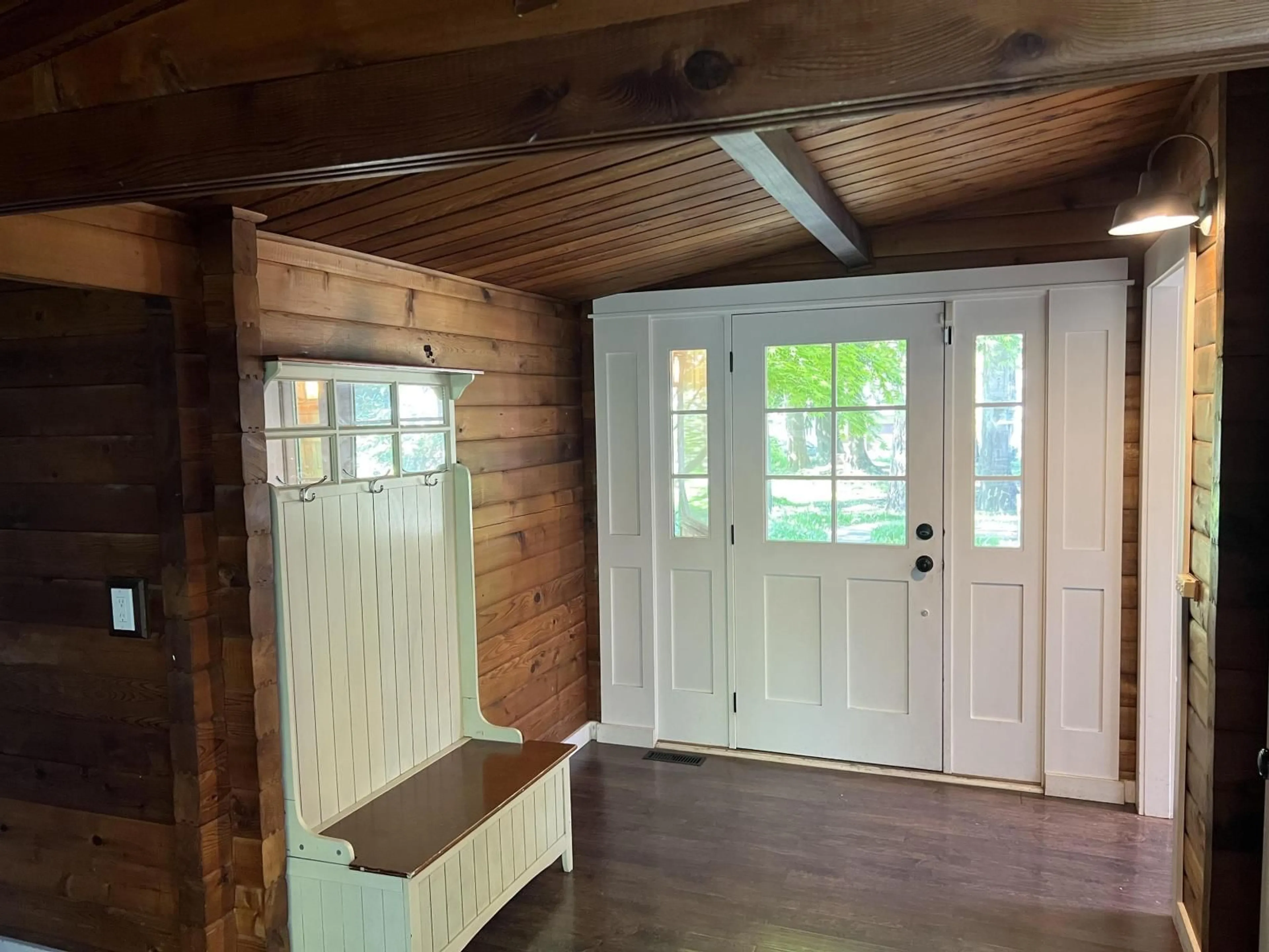 Indoor entryway for 12564 24 AVENUE, Surrey British Columbia V4A2E4