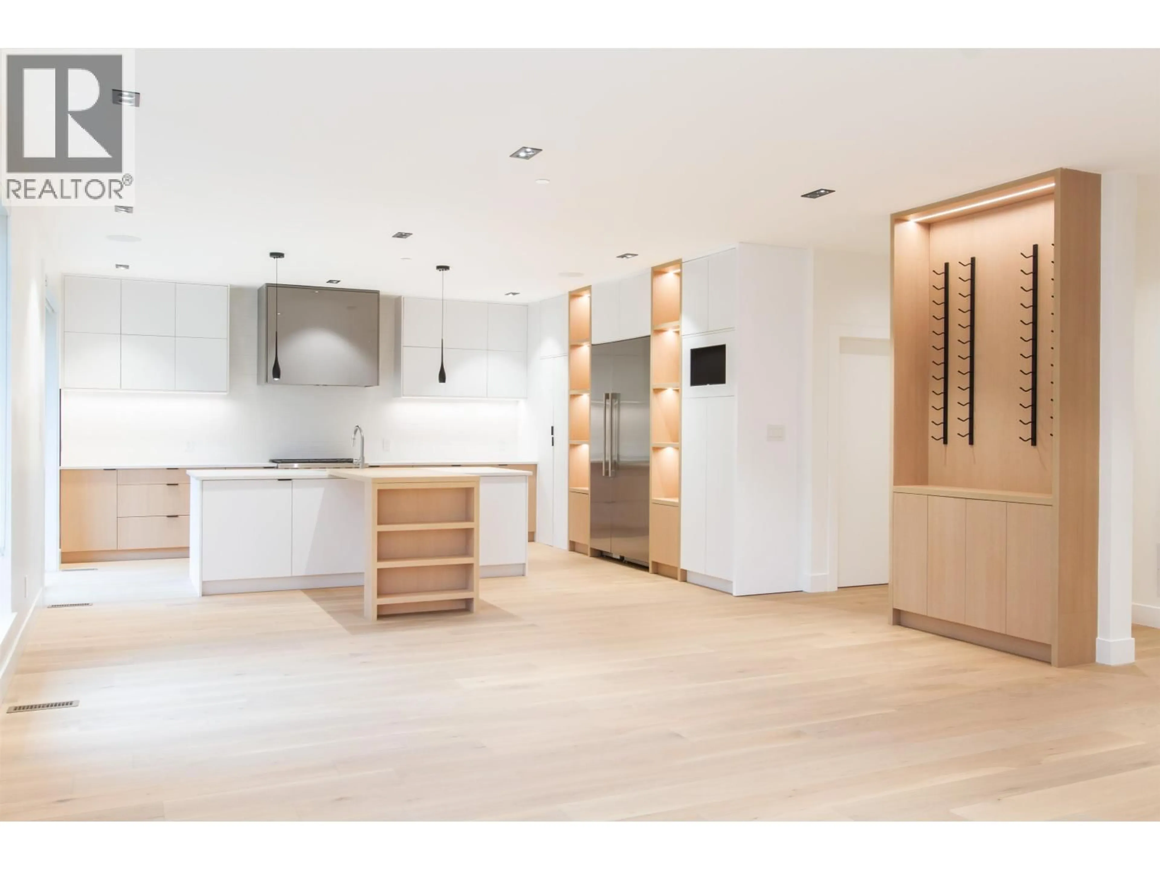 Open concept kitchen, wood/laminate floor for 39 - 3385 MAMQUAM ROAD, Squamish British Columbia V8B0E3
