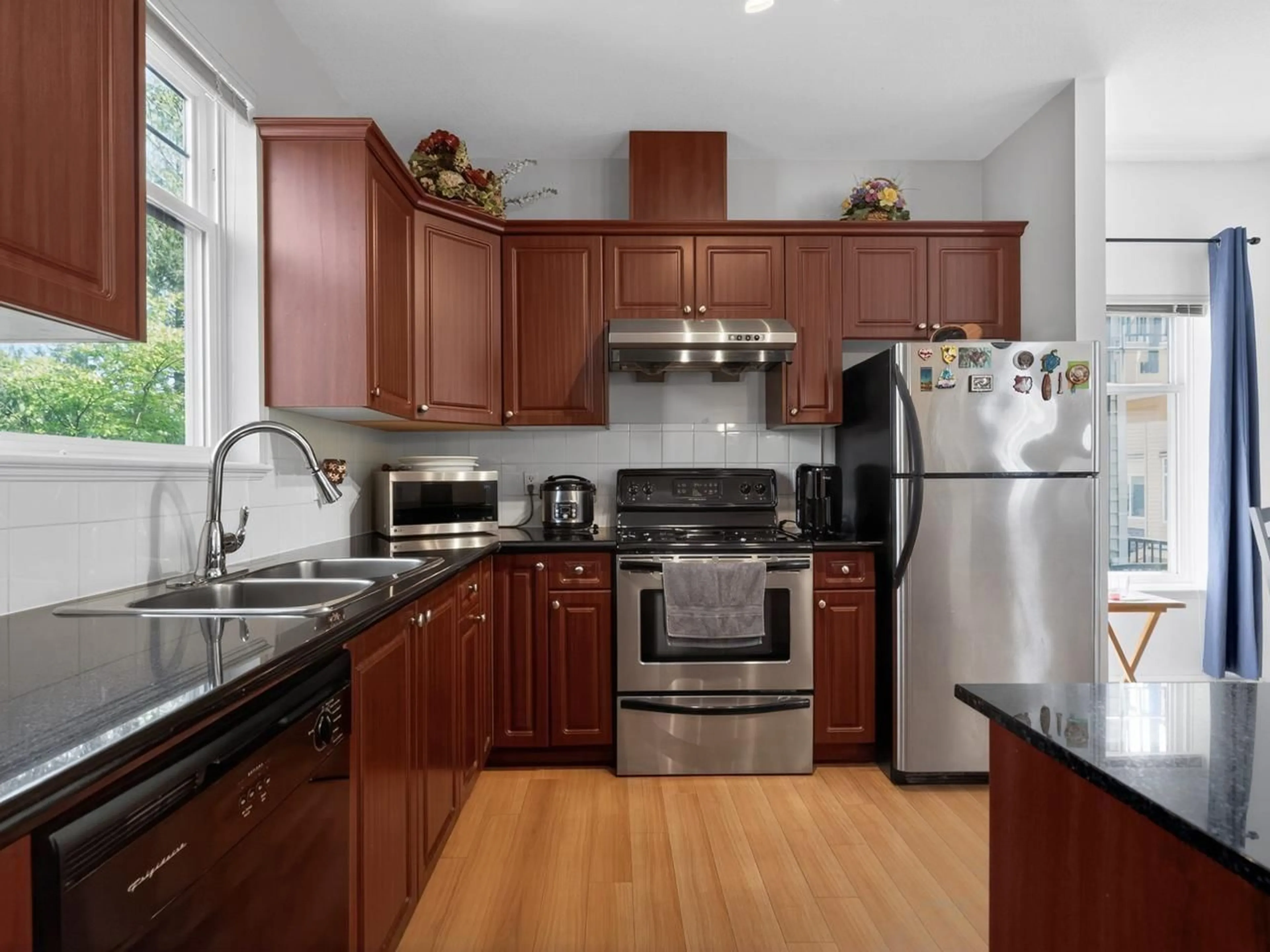 Standard kitchen, wood/laminate floor for 2 - 15518 103A AVENUE, Surrey British Columbia V3R1N7