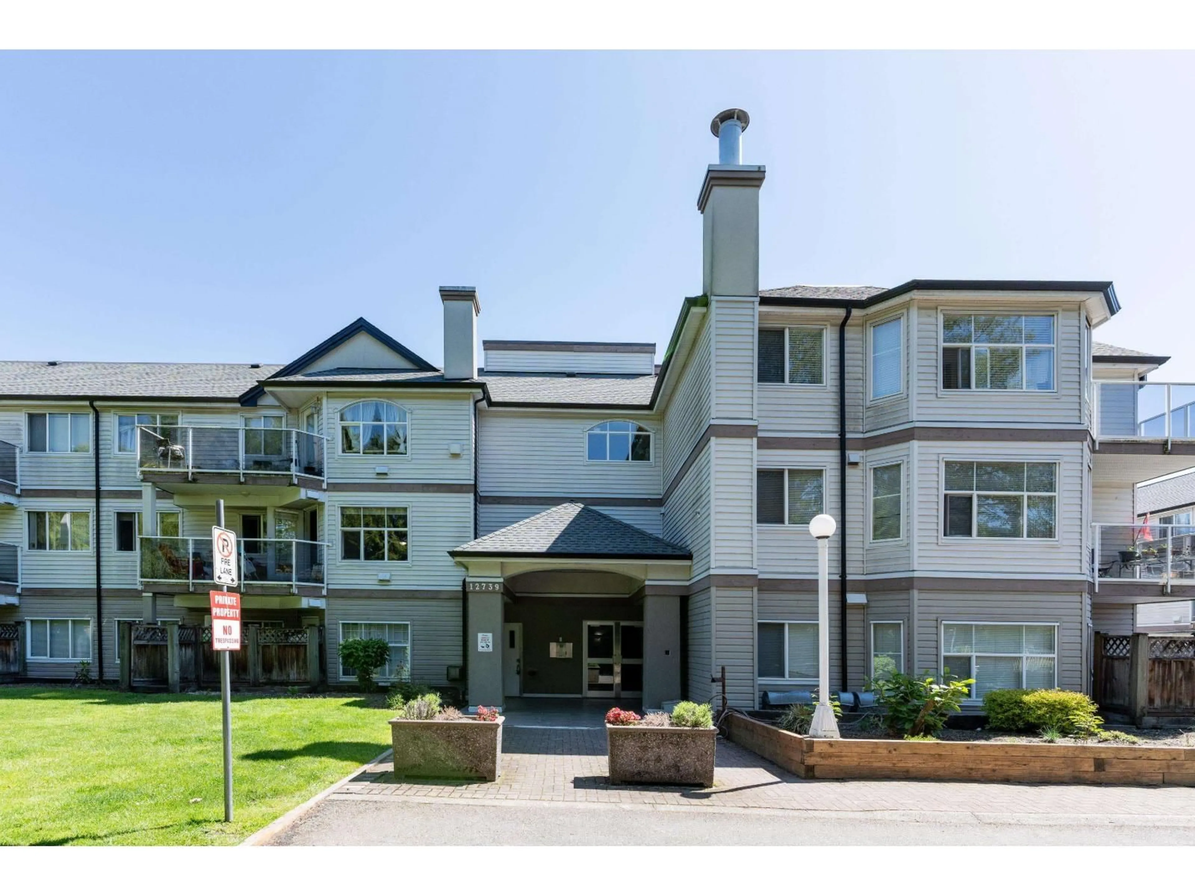Indoor foyer for 103 - 12739 72 AVENUE, Surrey British Columbia V3W2M7