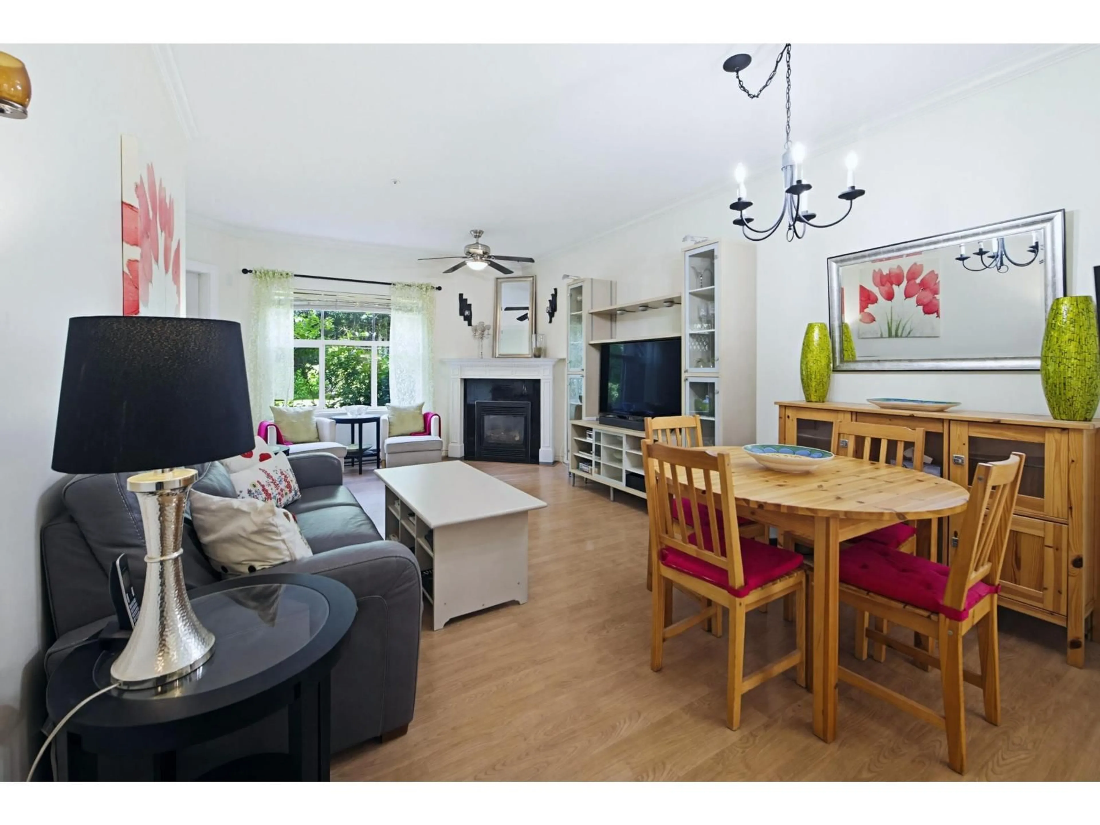 Living room with furniture, wood/laminate floor for 103 - 12739 72 AVENUE, Surrey British Columbia V3W2M7