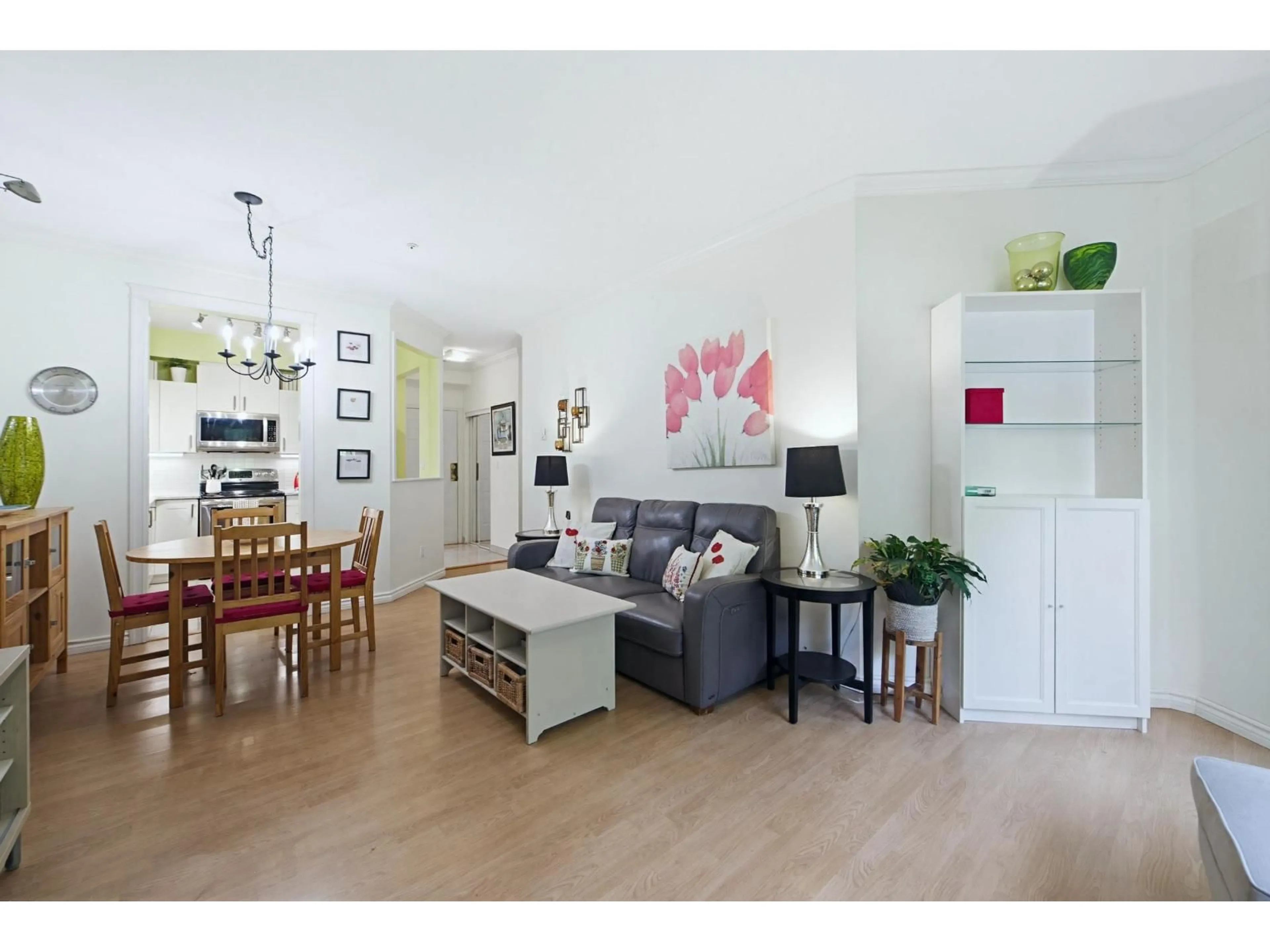 Living room with furniture, wood/laminate floor for 103 - 12739 72 AVENUE, Surrey British Columbia V3W2M7
