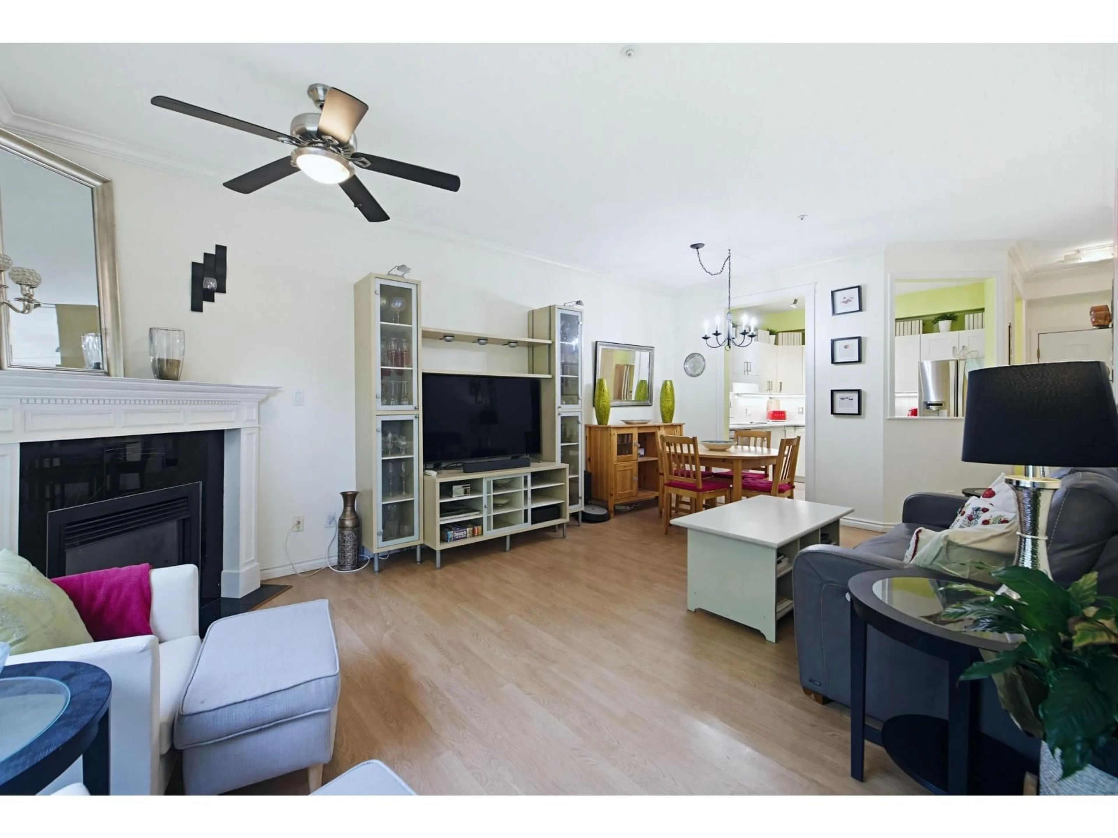 Living room with furniture, wood/laminate floor for 103 - 12739 72 AVENUE, Surrey British Columbia V3W2M7