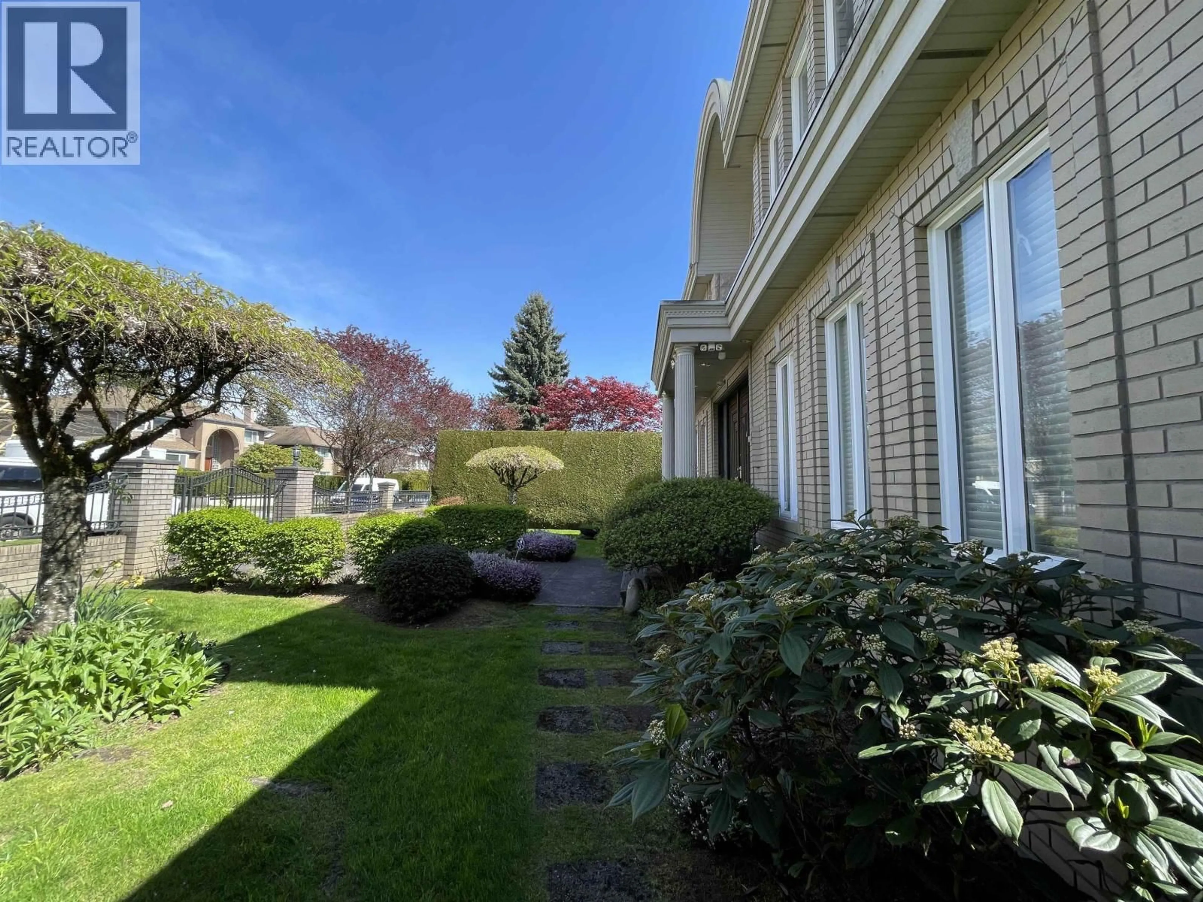 A pic from outside/outdoor area/front of a property/back of a property/a pic from drone, street for 1120 58TH AVENUE, Vancouver British Columbia V6P1W1
