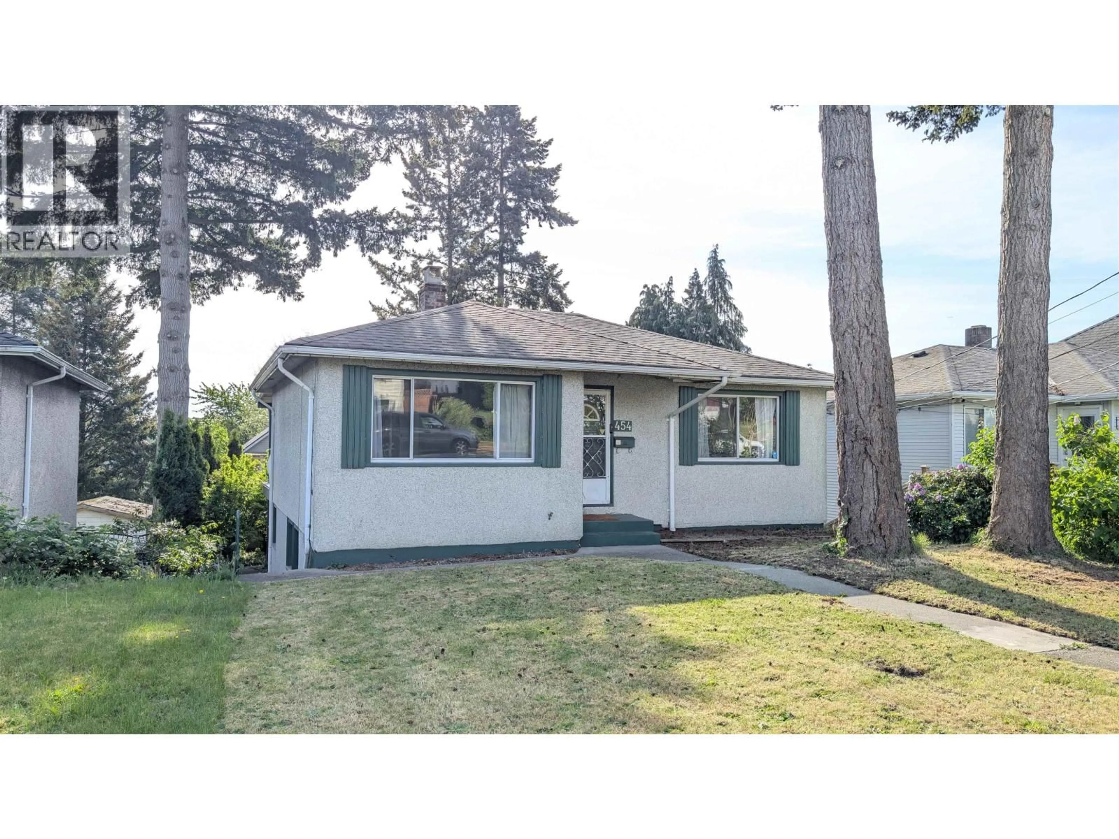 Home with vinyl exterior material, street for 454 WILSON STREET, New Westminster British Columbia V3L3R8