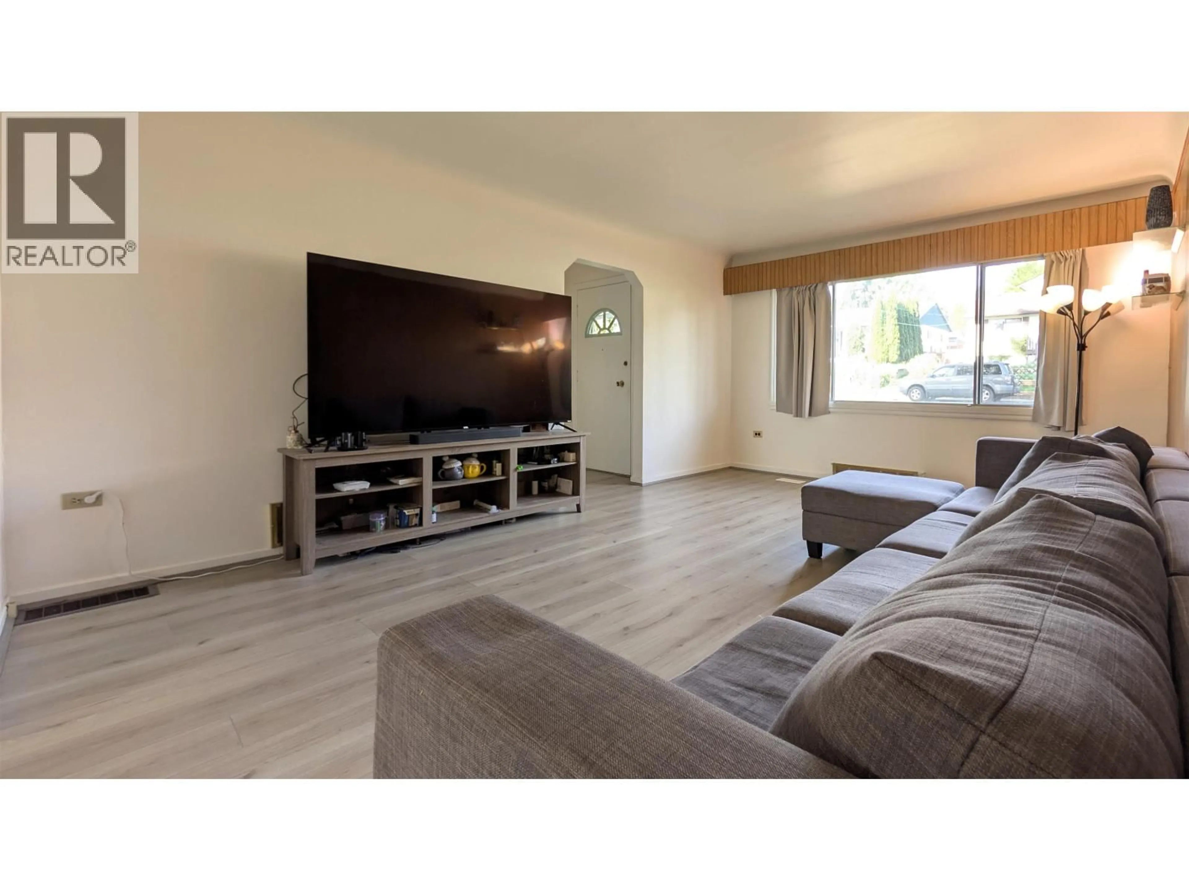 Living room with furniture, unknown for 454 WILSON STREET, New Westminster British Columbia V3L3R8