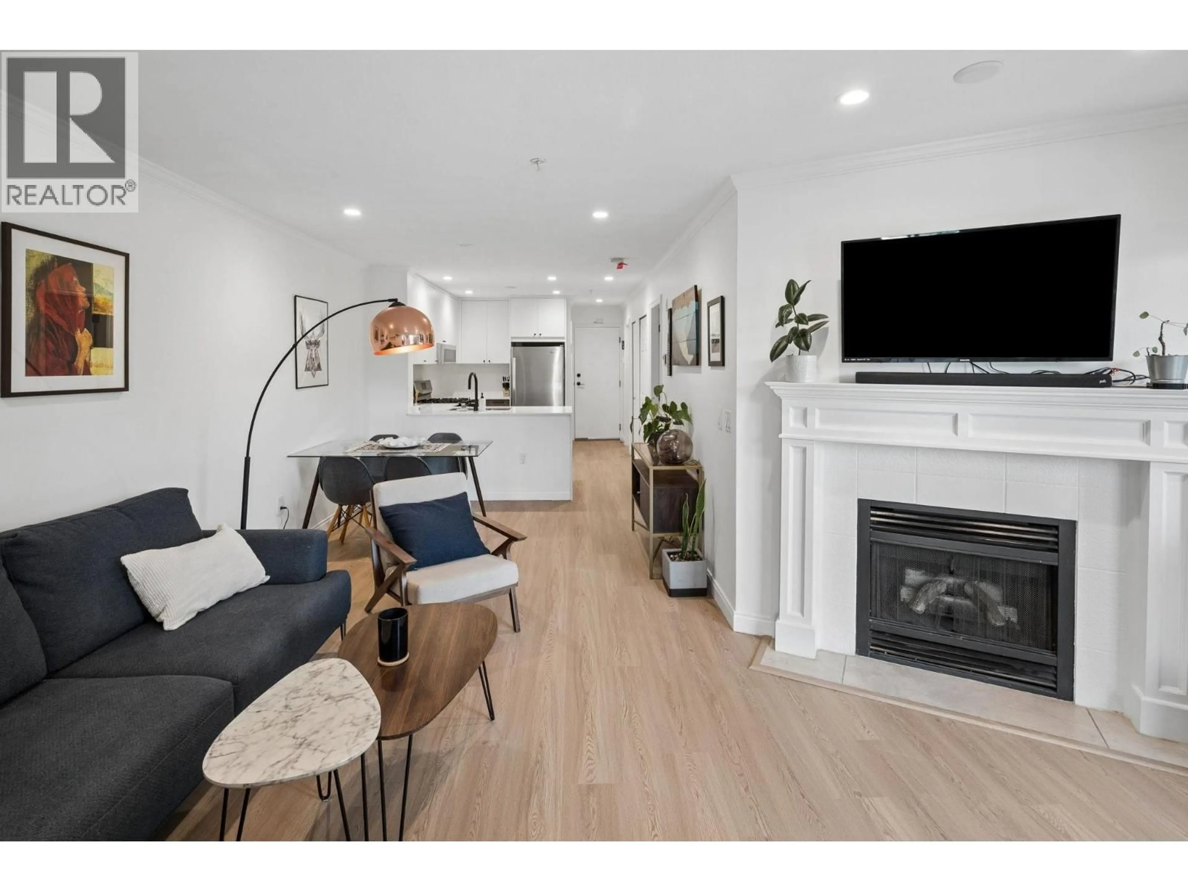 Living room with furniture, wood/laminate floor for 305 - 688 16TH AVENUE, Vancouver British Columbia V5T2V4
