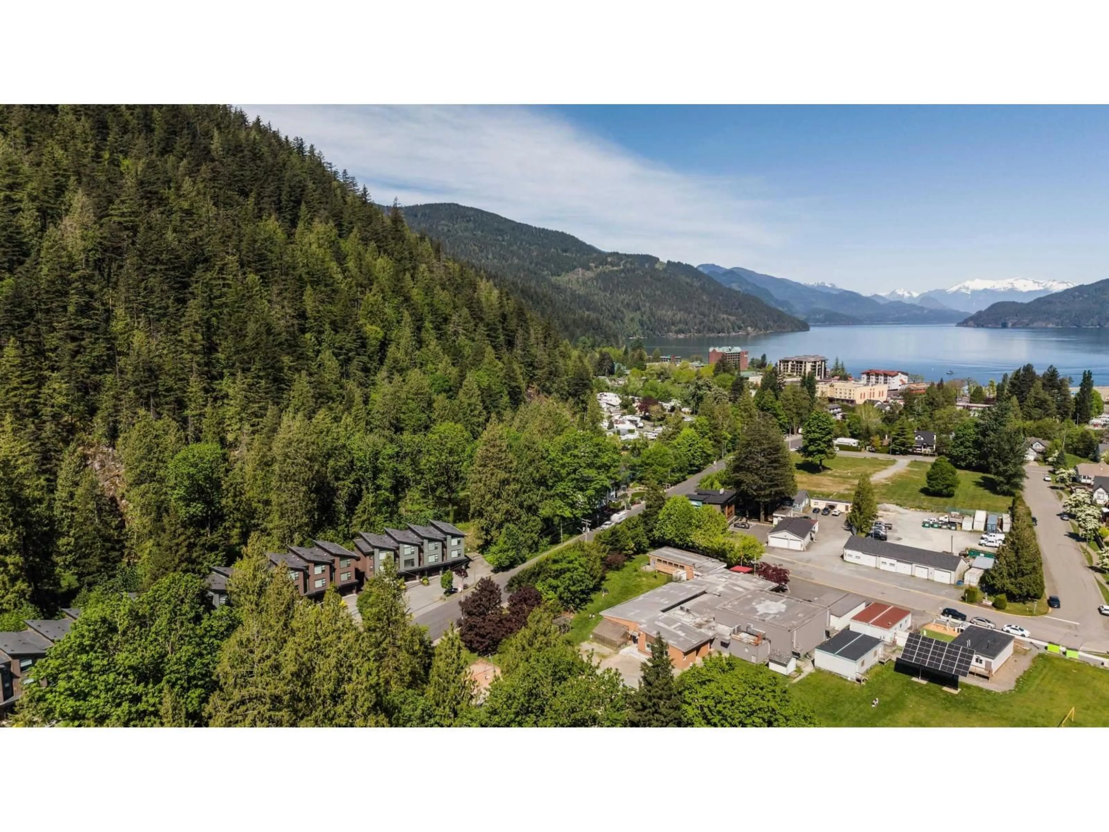 A pic from outside/outdoor area/front of a property/back of a property/a pic from drone, mountain view for 5 - 520 HOT SPRINGS ROAD, Harrison Hot Springs British Columbia V0M1K0