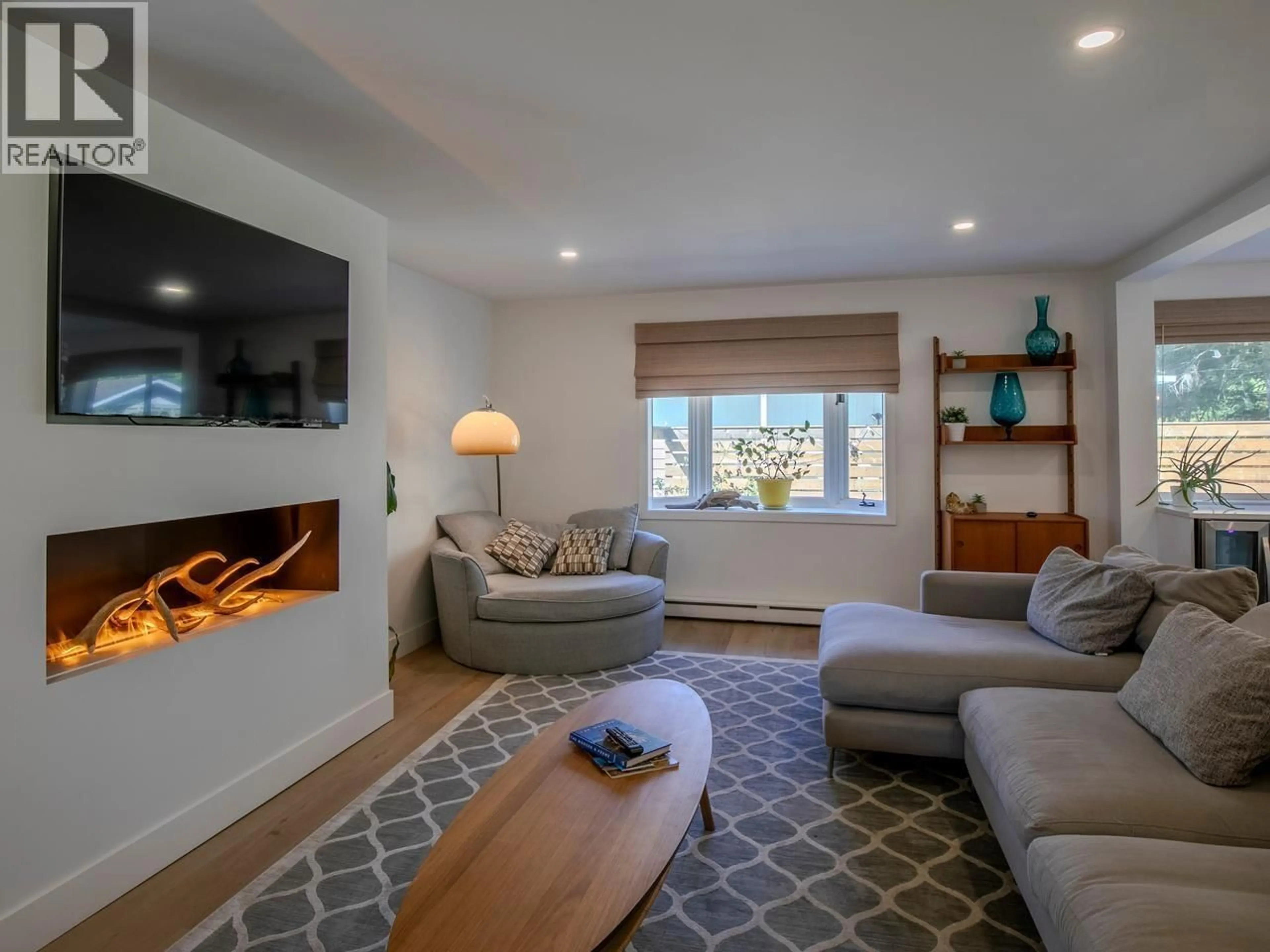 Living room with furniture, unknown for 1387 JUDD ROAD, Squamish British Columbia V0N1H0