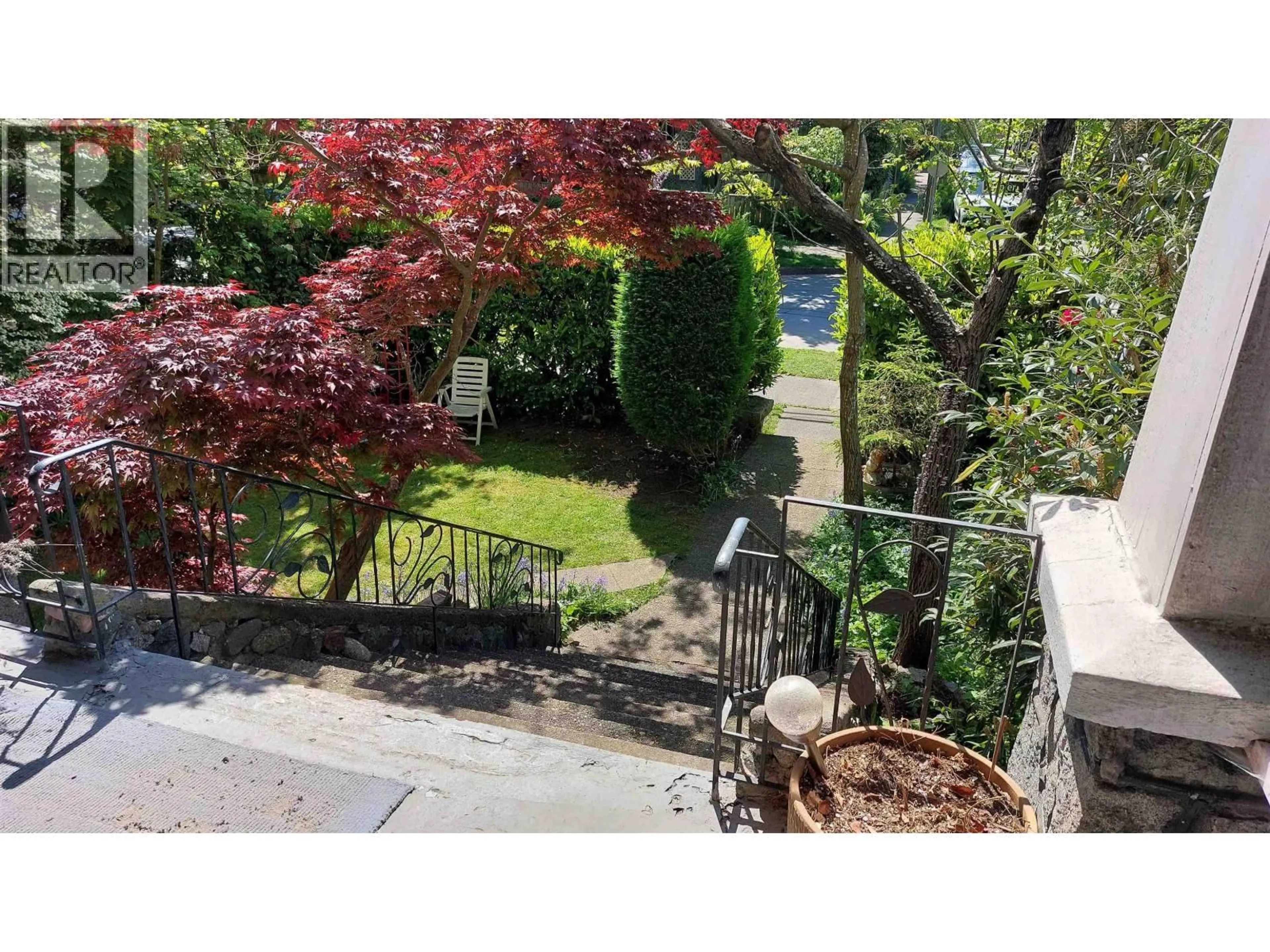 A pic from outside/outdoor area/front of a property/back of a property/a pic from drone, street for 1951 NAPIER STREET, Vancouver British Columbia V5L2N6