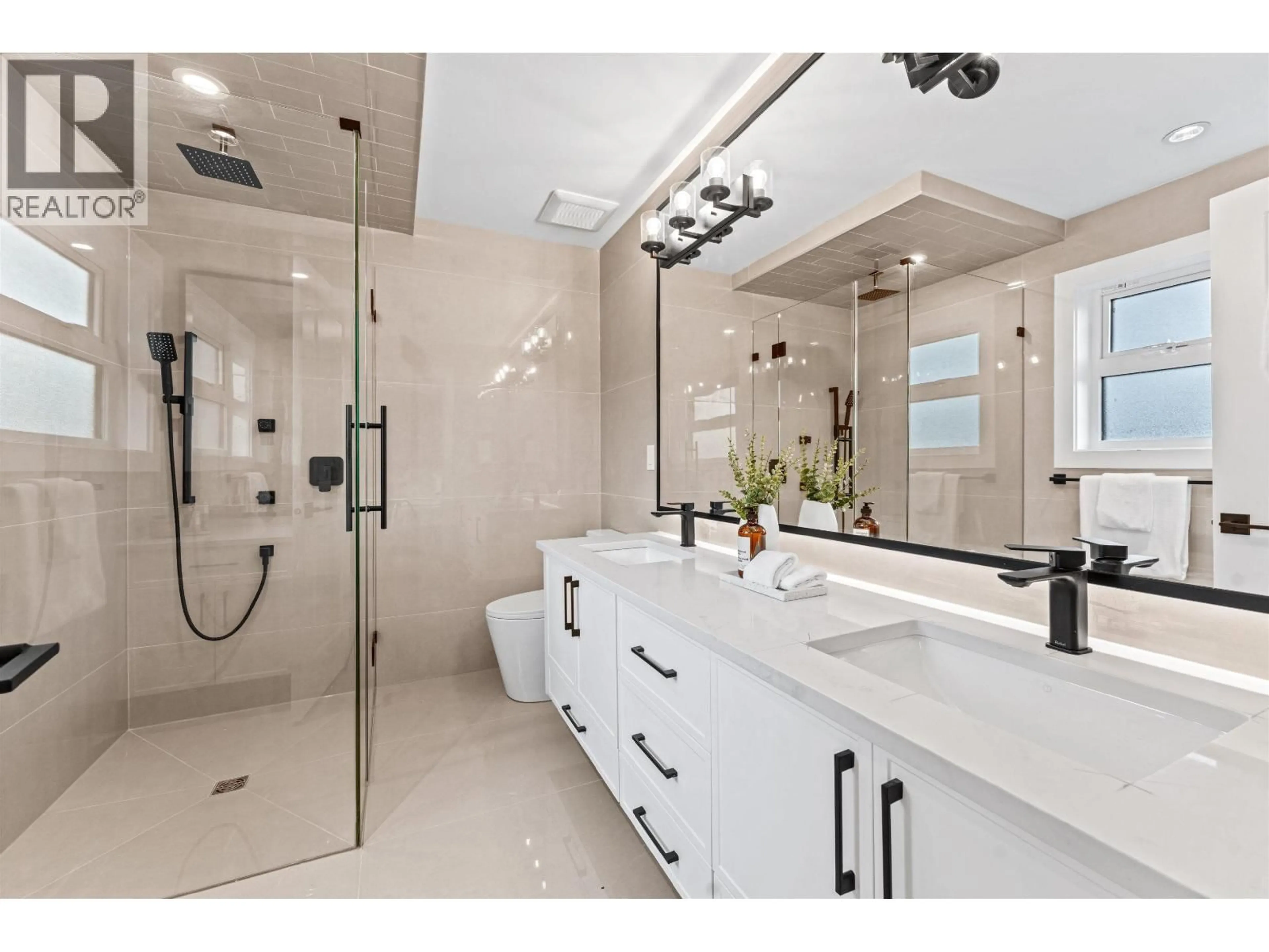 Contemporary bathroom, ceramic/tile floor for 4917 VENABLES STREET, Burnaby British Columbia V5B1X8