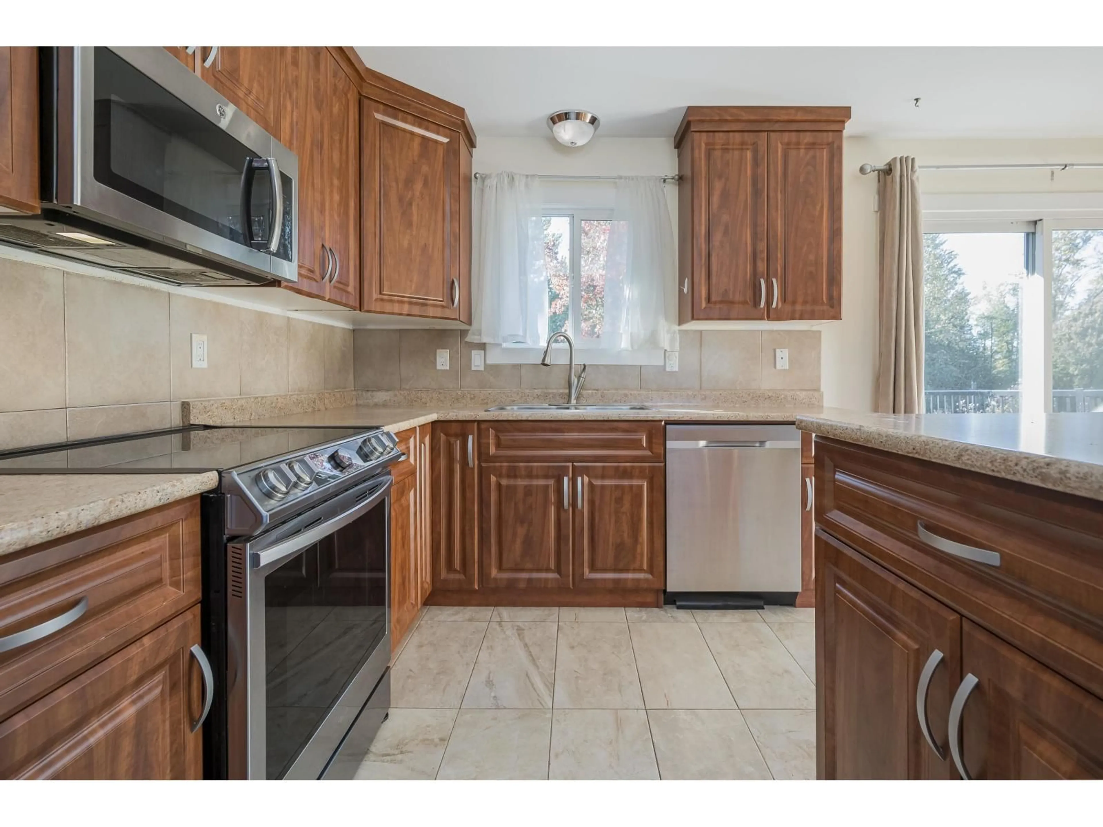 Standard kitchen, ceramic/tile floor for 8558 MCCUTCHEON AVENUE, Chilliwack British Columbia V2P7K7