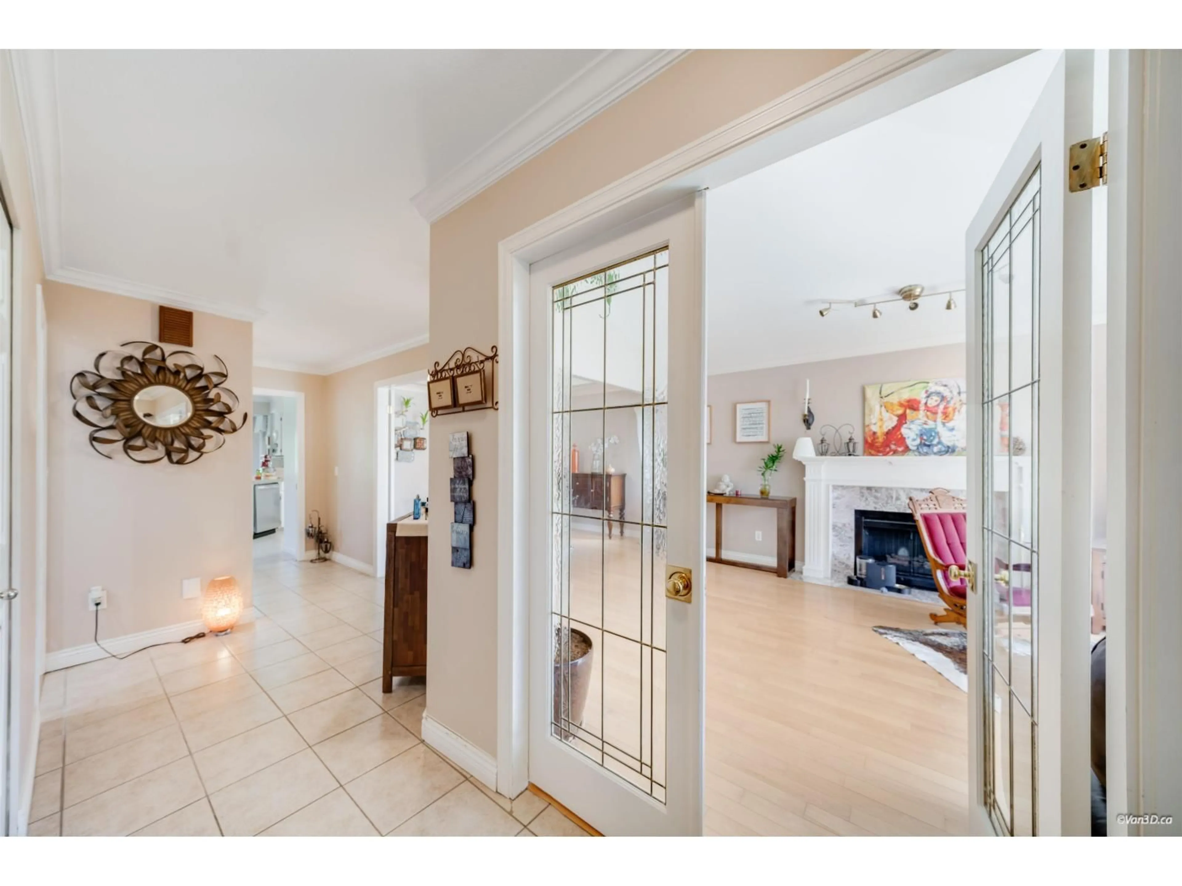 Indoor entryway for 14937 20A AVENUE, Surrey British Columbia V4A8G1