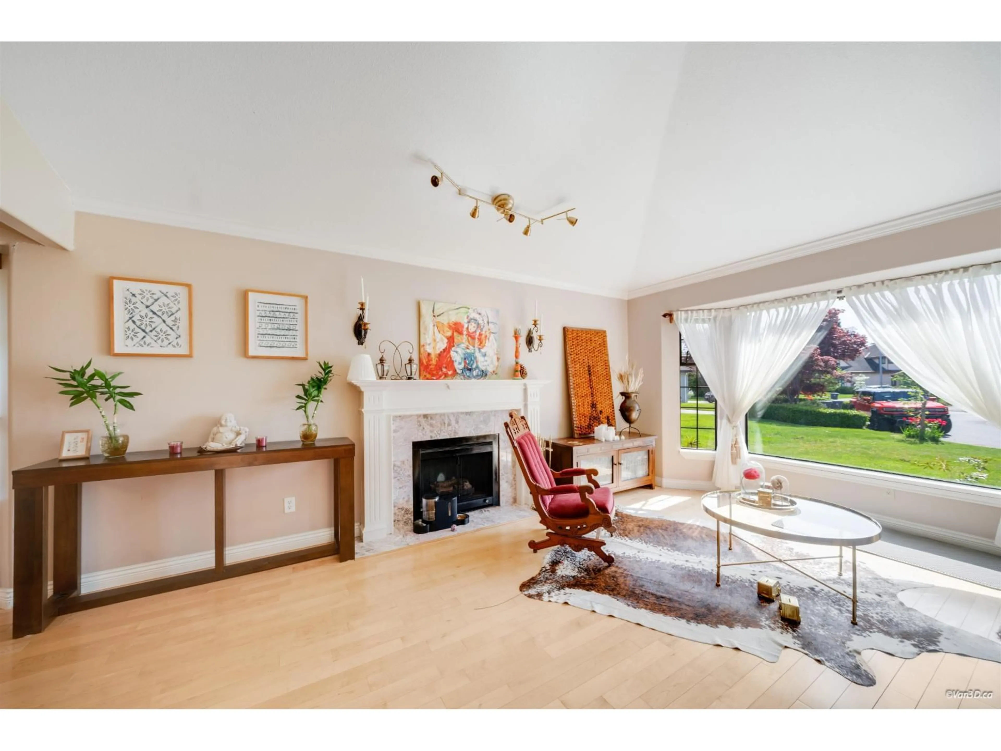 Living room with furniture, unknown for 14937 20A AVENUE, Surrey British Columbia V4A8G1
