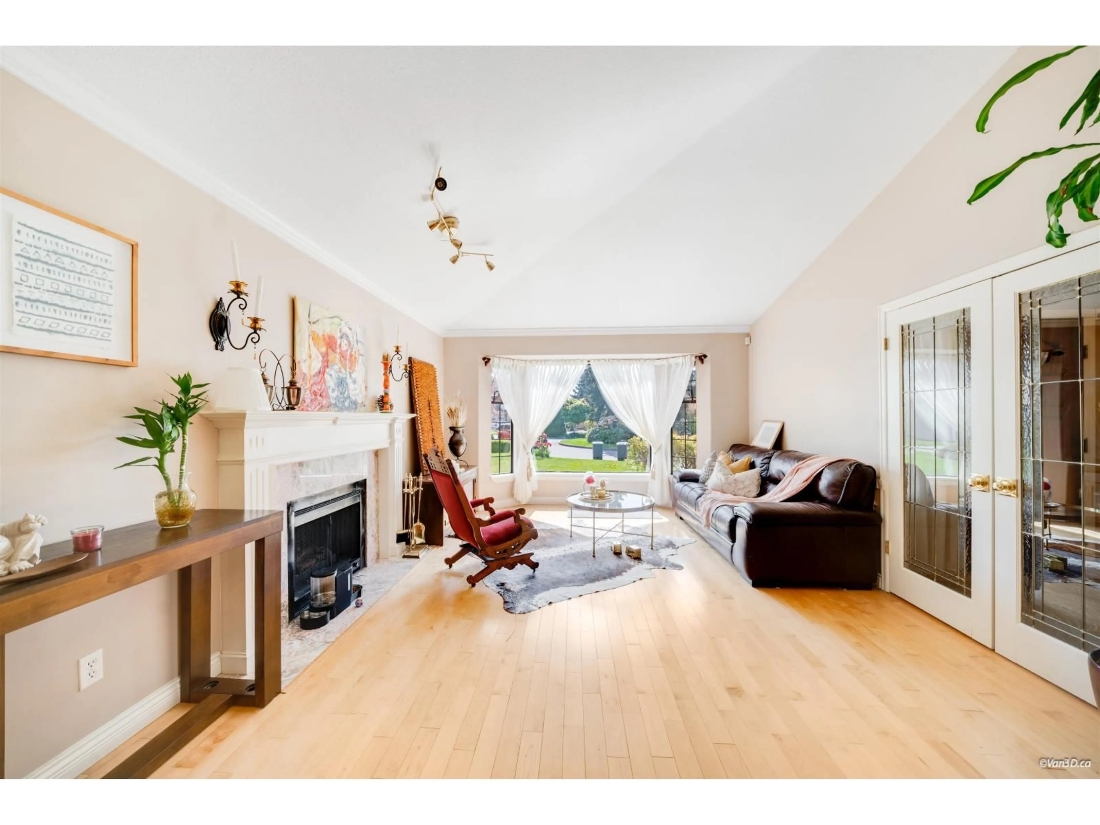 Living room with furniture, wood/laminate floor for 14937 20A AVENUE, Surrey British Columbia V4A8G1