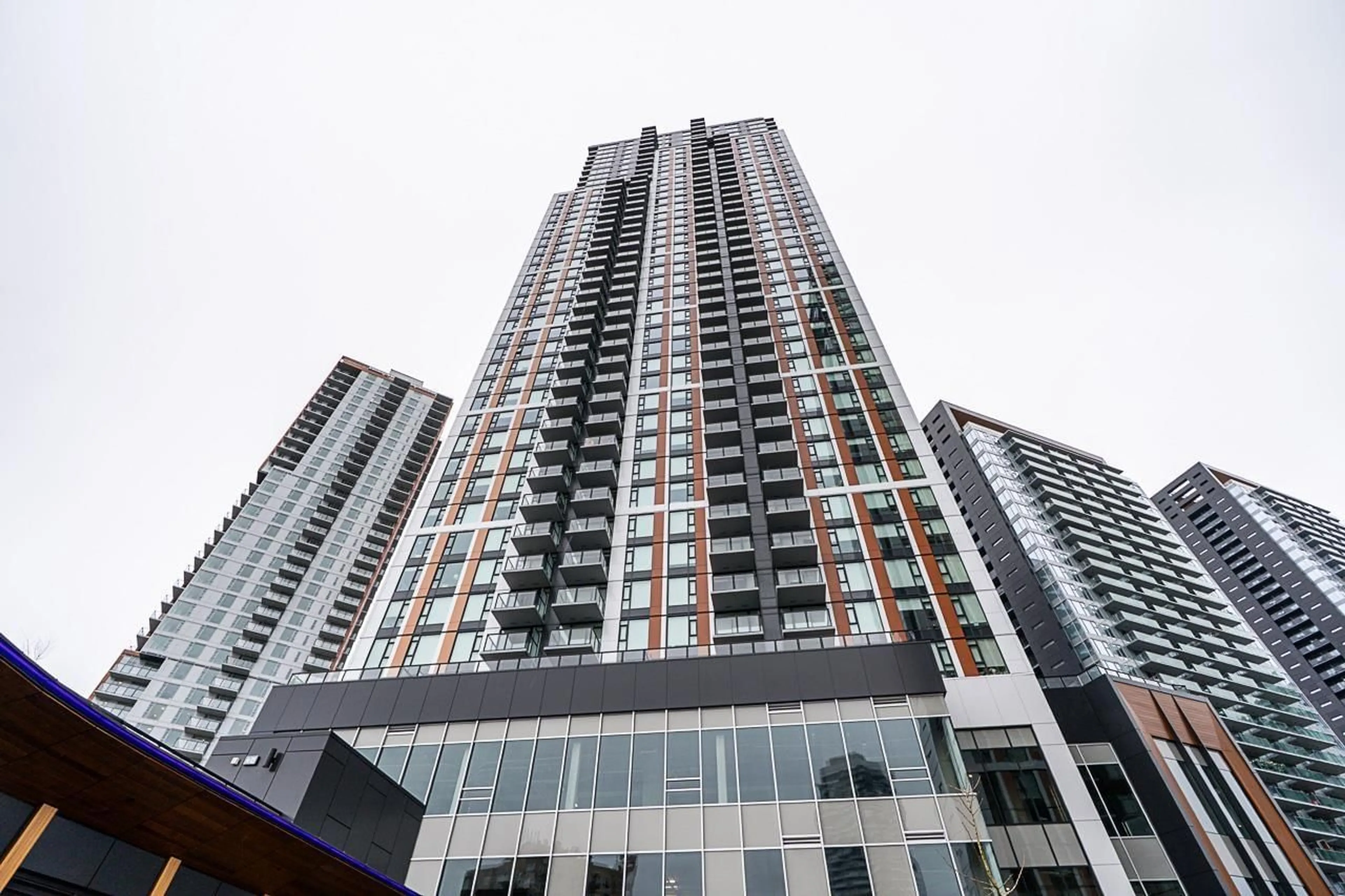 Indoor foyer for 1704 - 13745 GEORGE JUNCTION, Surrey British Columbia V3T0R1