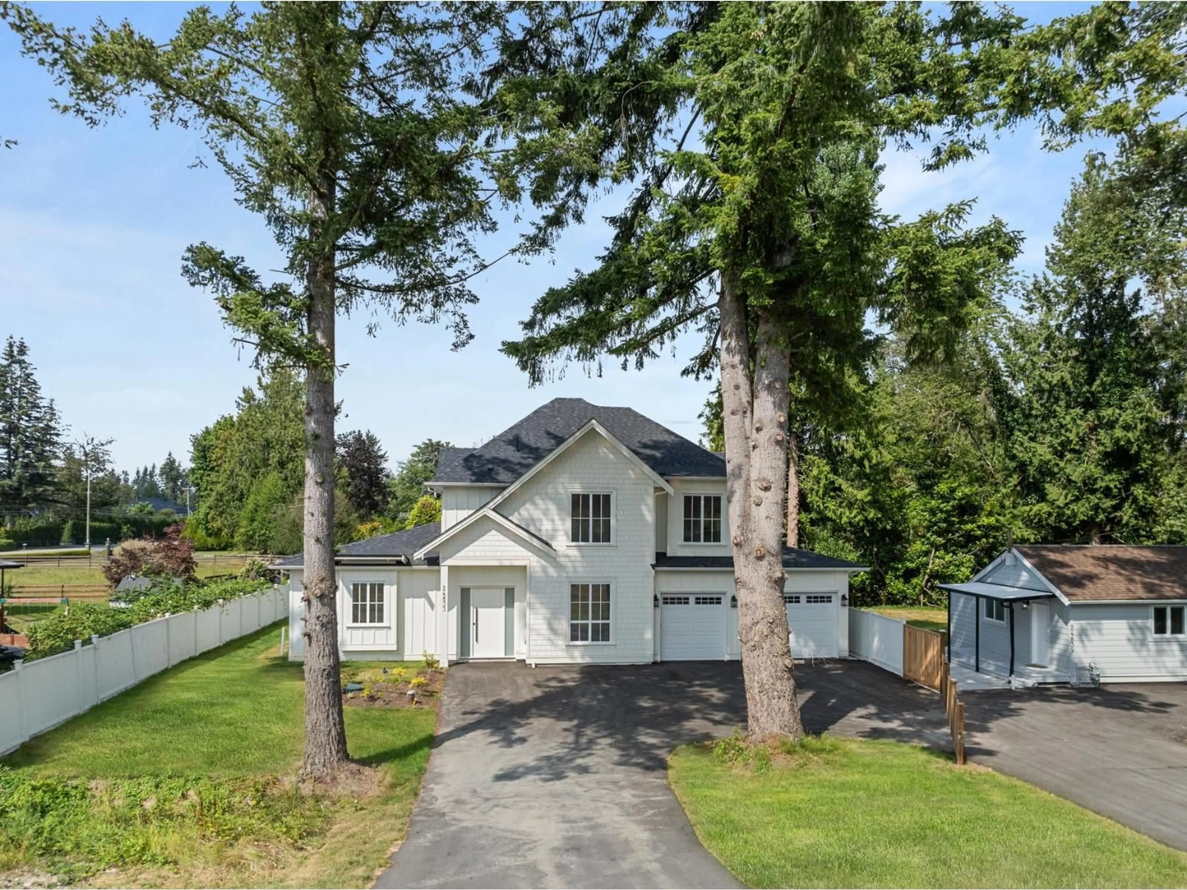 A pic from outside/outdoor area/front of a property/back of a property/a pic from drone, street for 24833 ROBERTSON CRESCENT, Langley British Columbia V4W1W7