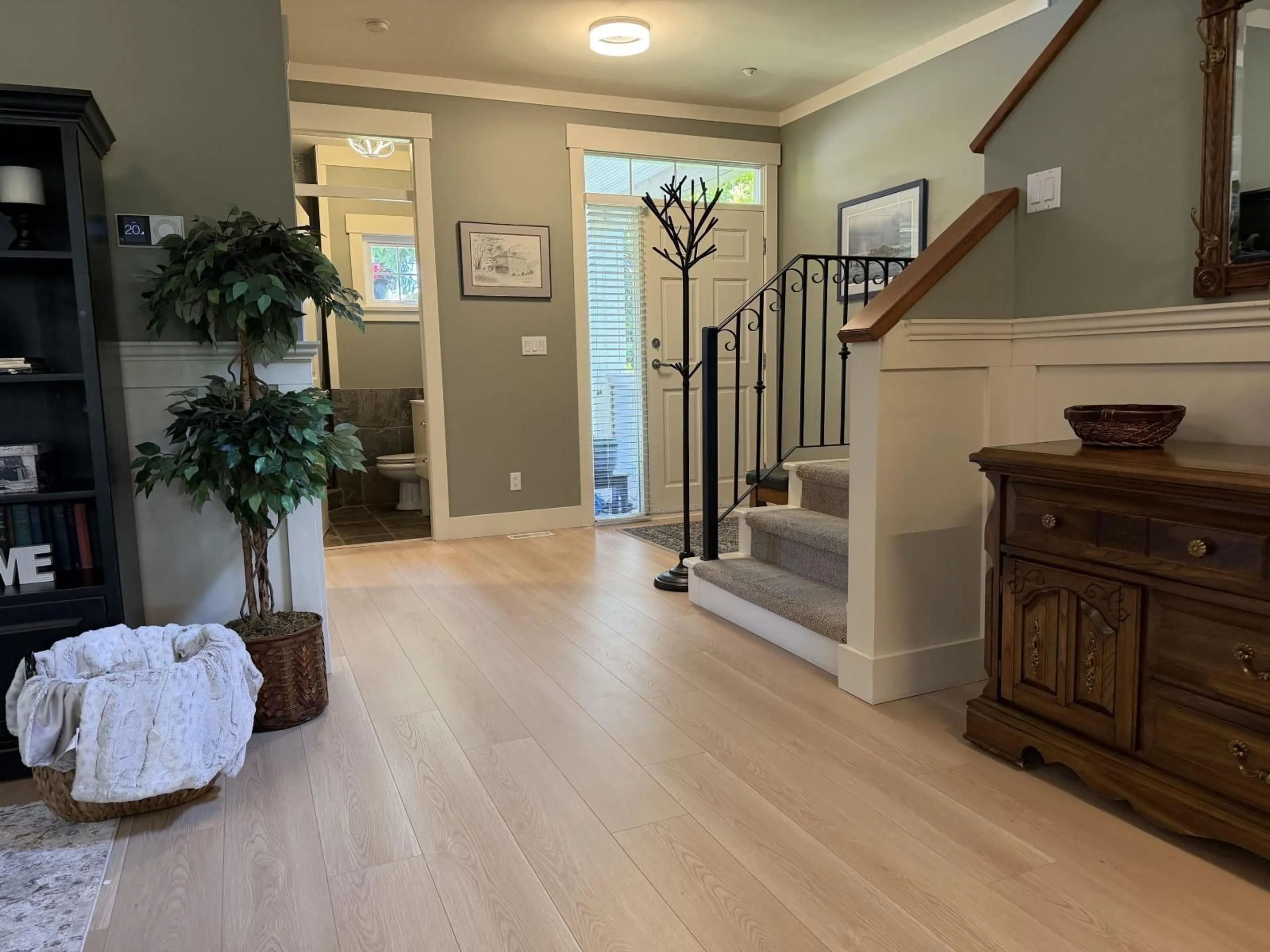 Indoor entryway for 15556 GOGGS AVENUE, White Rock British Columbia V4B2N6