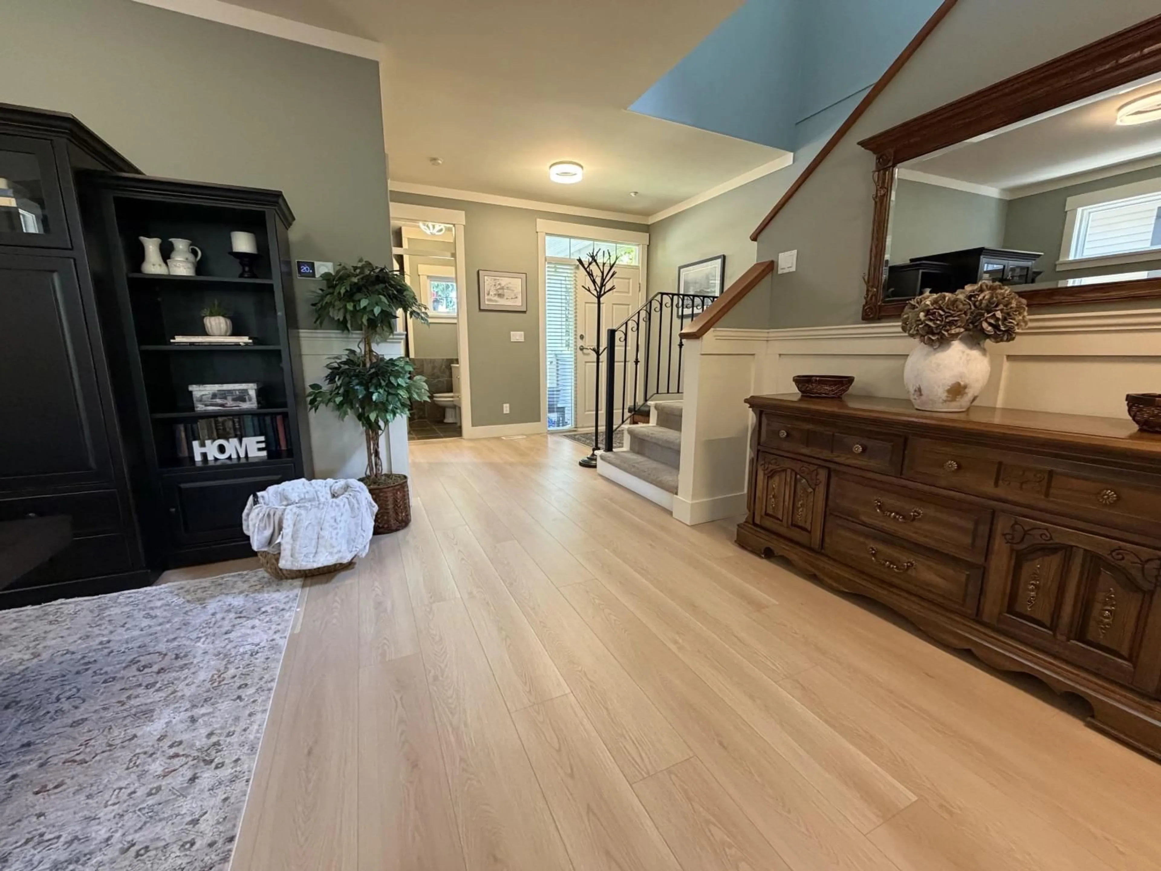 Indoor entryway for 15556 GOGGS AVENUE, White Rock British Columbia V4B2N6