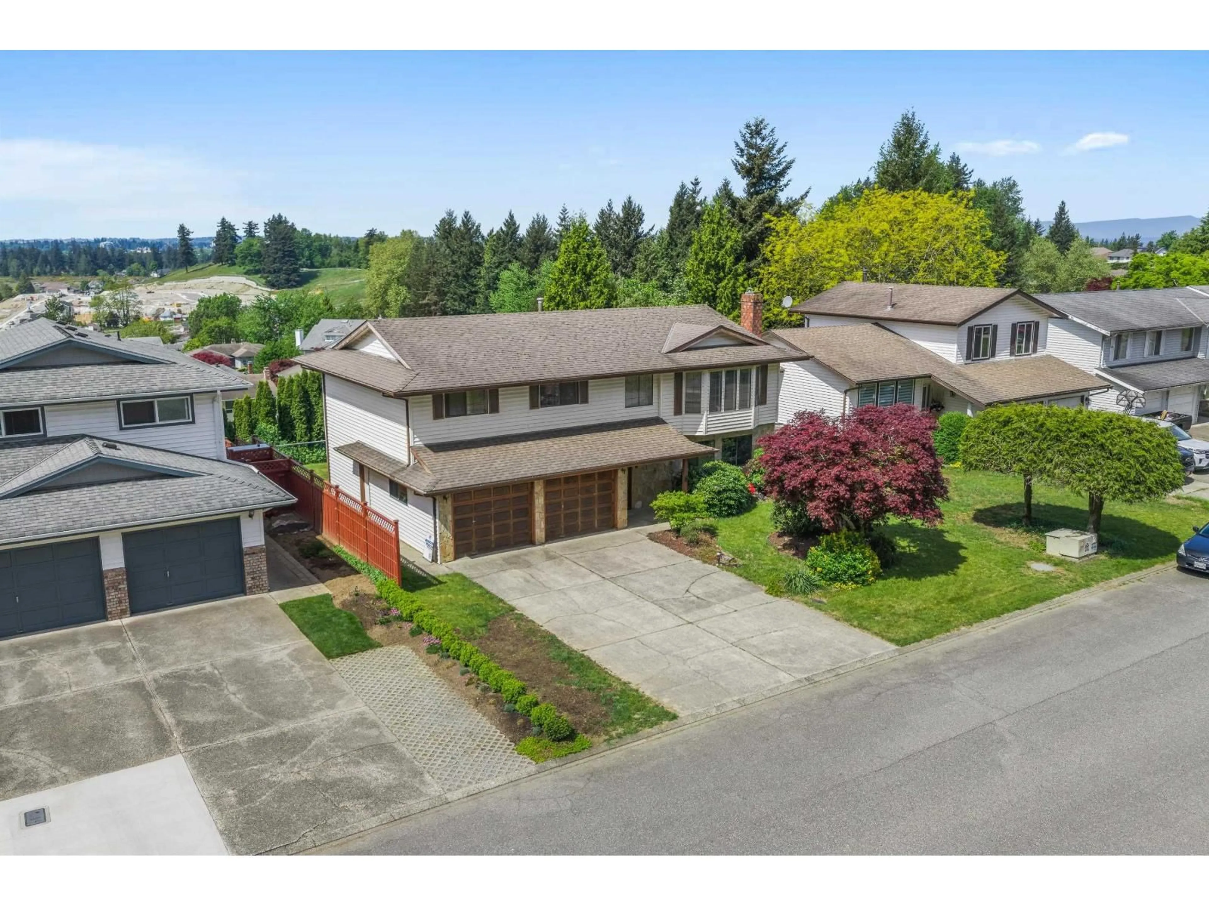 A pic from outside/outdoor area/front of a property/back of a property/a pic from drone, street for 2895 GLENSHIEL DRIVE, Abbotsford British Columbia V3G1G8