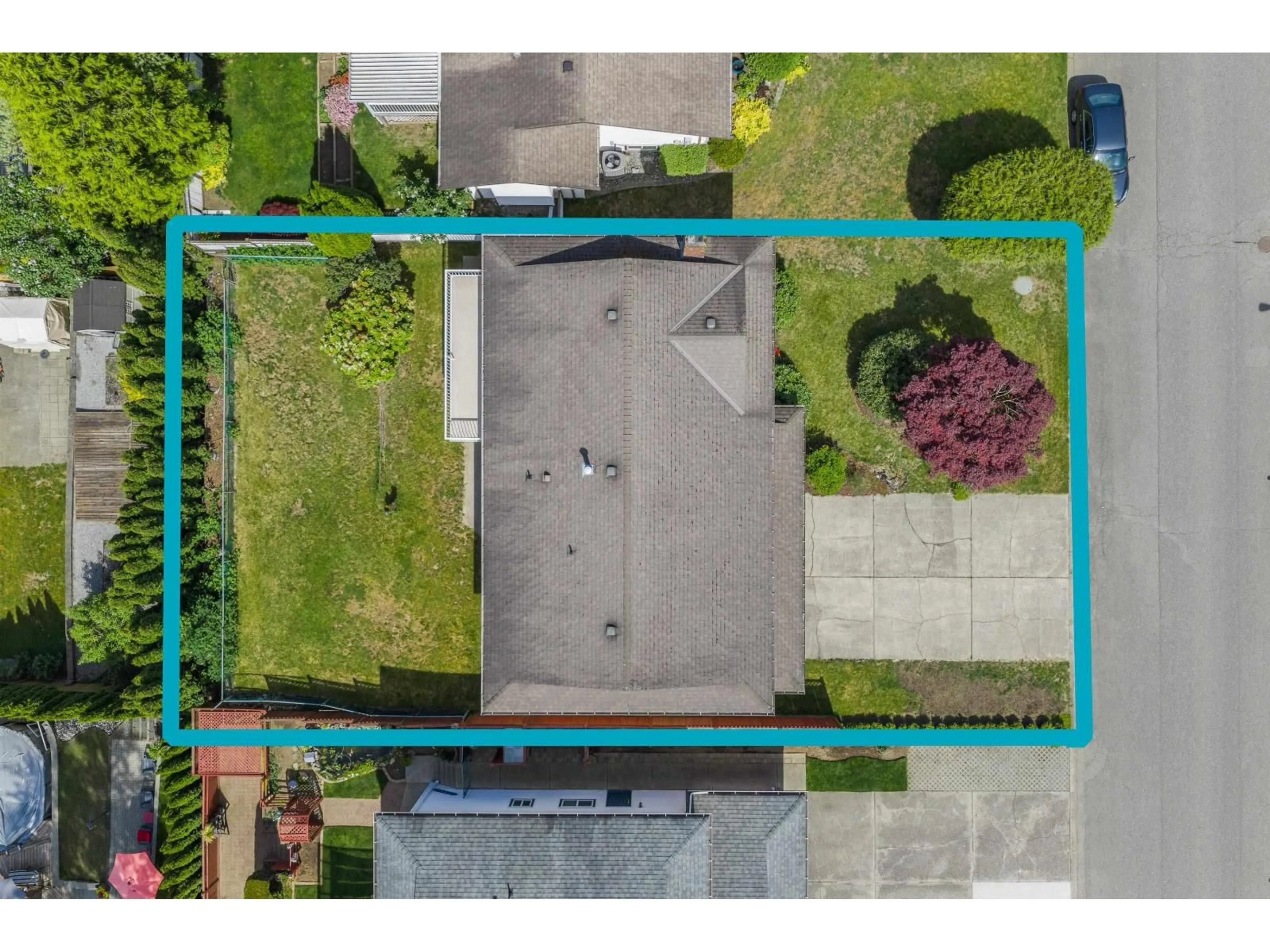 A pic from outside/outdoor area/front of a property/back of a property/a pic from drone, street for 2895 GLENSHIEL DRIVE, Abbotsford British Columbia V3G1G8