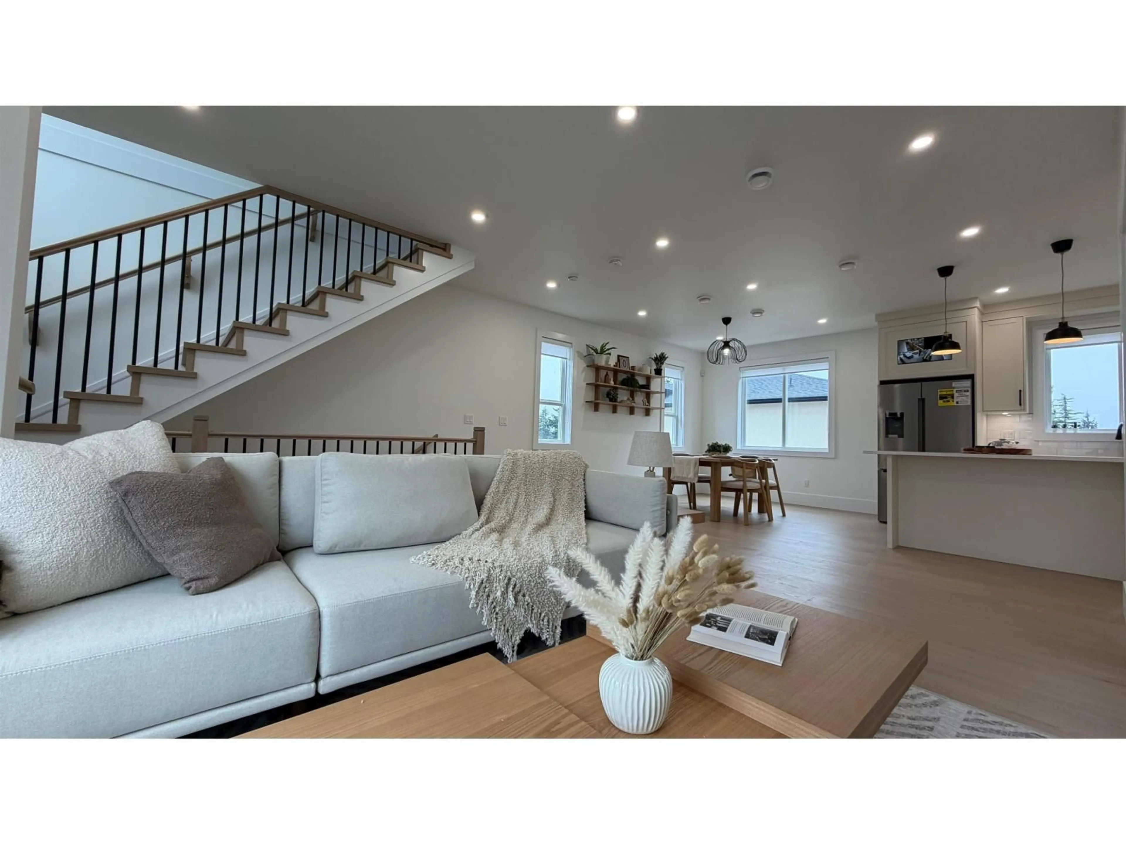 Living room with furniture, unknown for 102 - 16058 9A AVENUE, Surrey British Columbia V4A4W5