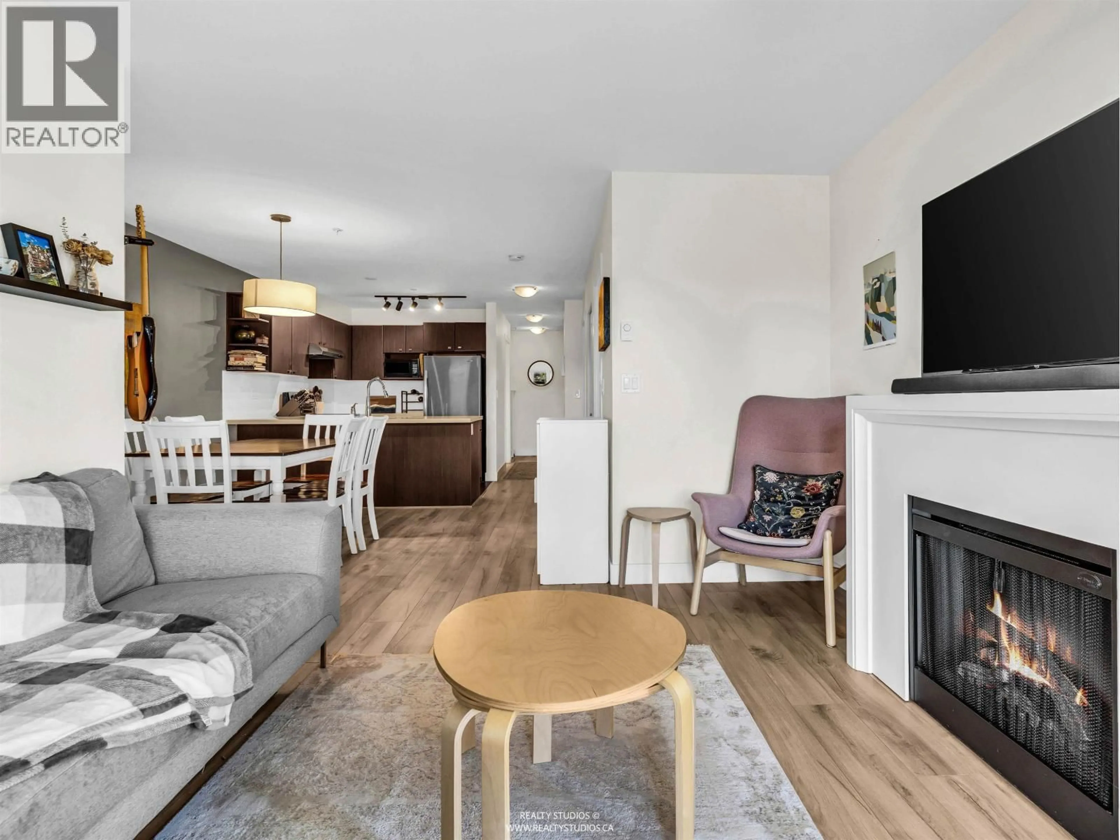 Living room with furniture, wood/laminate floor for 315 - 738 29TH AVENUE, Vancouver British Columbia V5V0B6