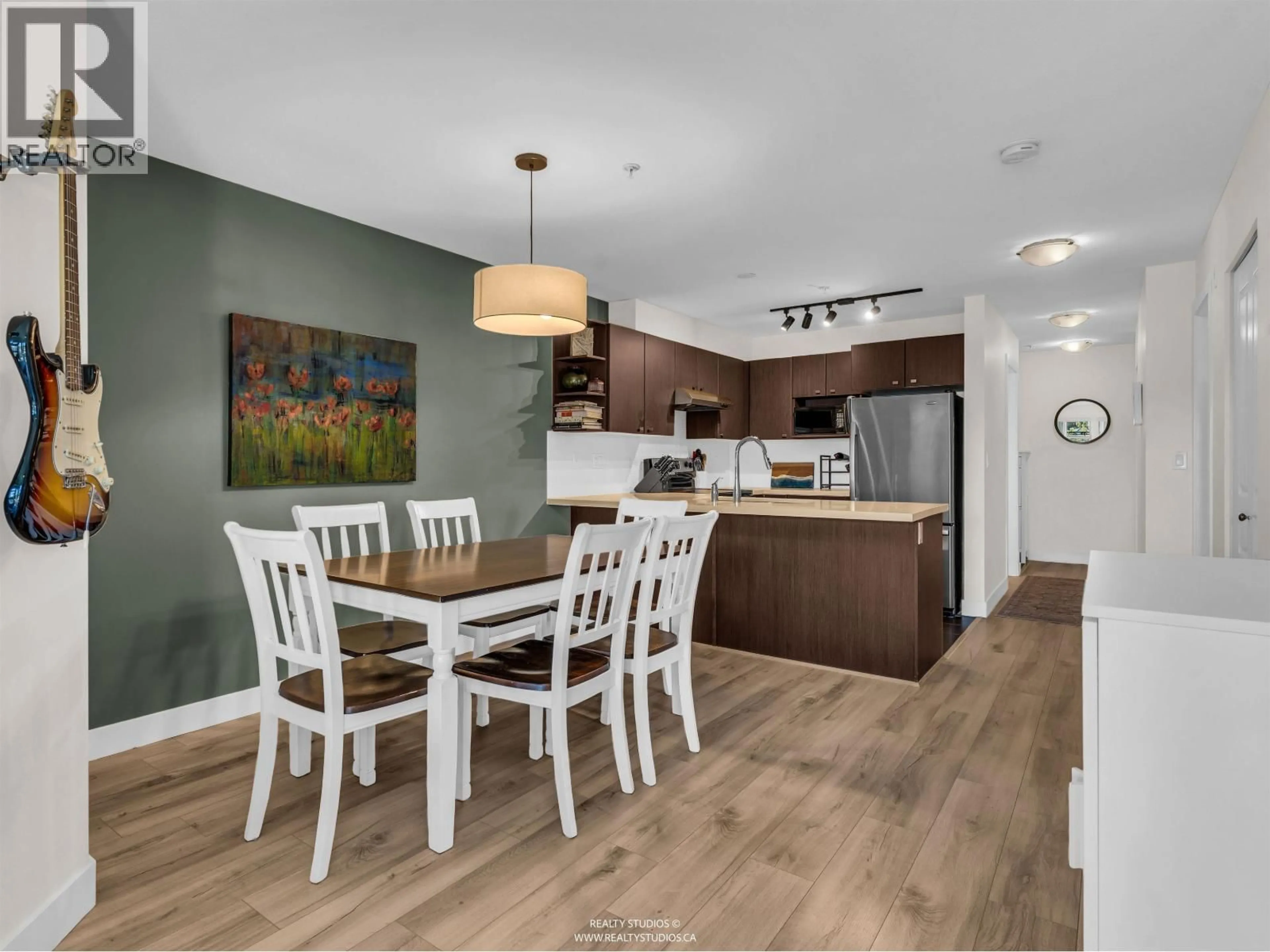Open concept kitchen, wood/laminate floor for 315 - 738 29TH AVENUE, Vancouver British Columbia V5V0B6