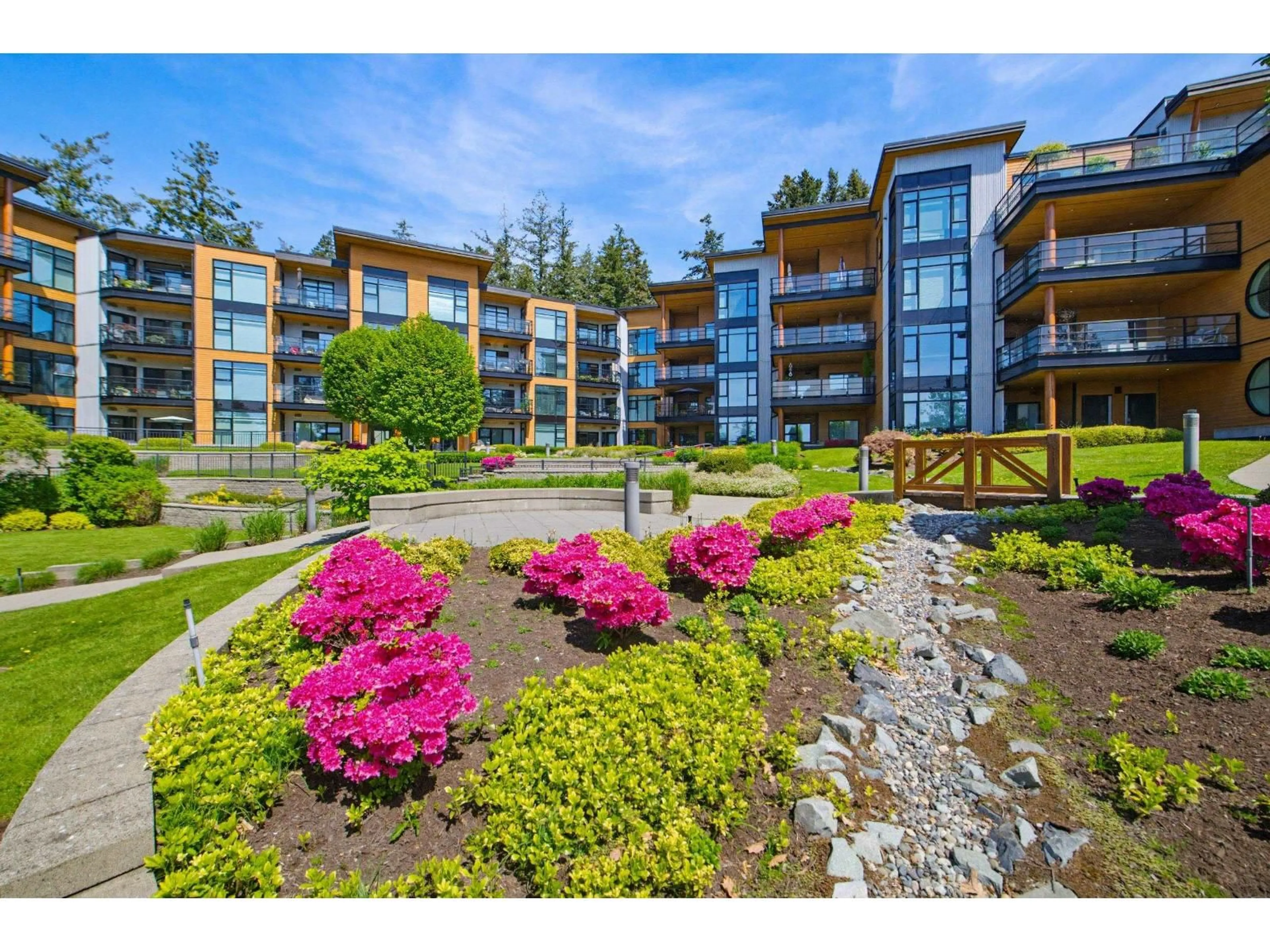 A pic from outside/outdoor area/front of a property/back of a property/a pic from drone, water/lake/river/ocean view for 505 - 14855 THRIFT AVENUE, White Rock British Columbia V4B2J6