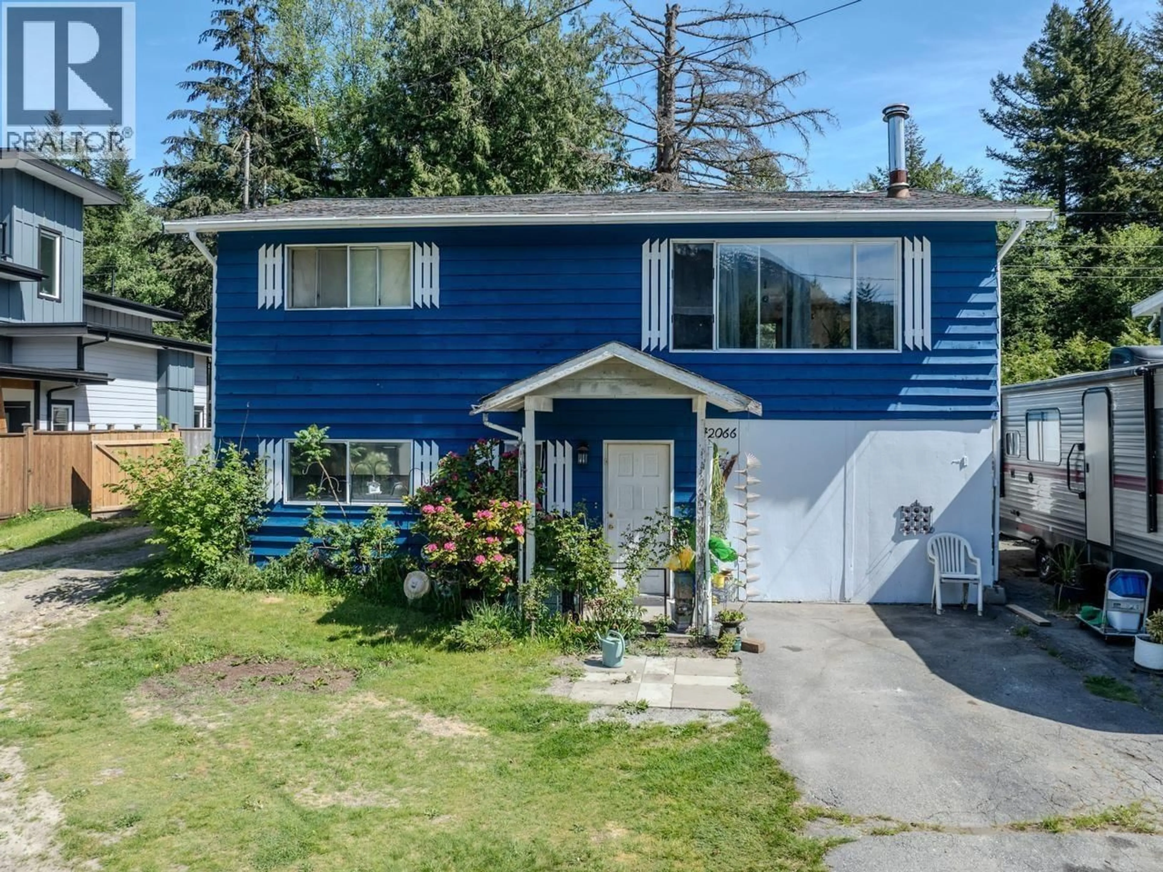 Home with vinyl exterior material, street for 42066 BIRKEN ROAD, Squamish British Columbia V0N1H0