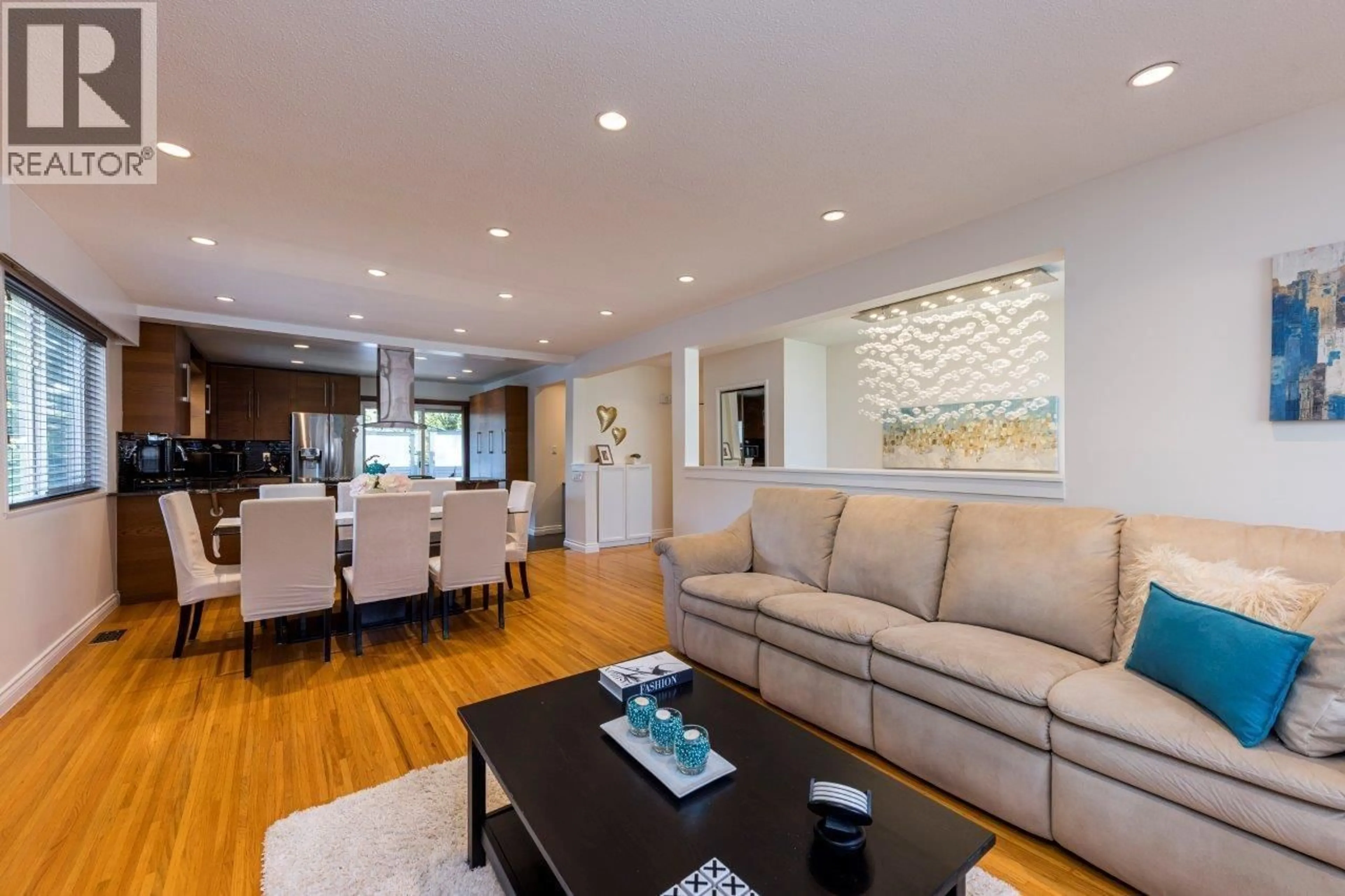 Living room with furniture, wood/laminate floor for 2549 BENDALE ROAD, North Vancouver British Columbia V7H1G6