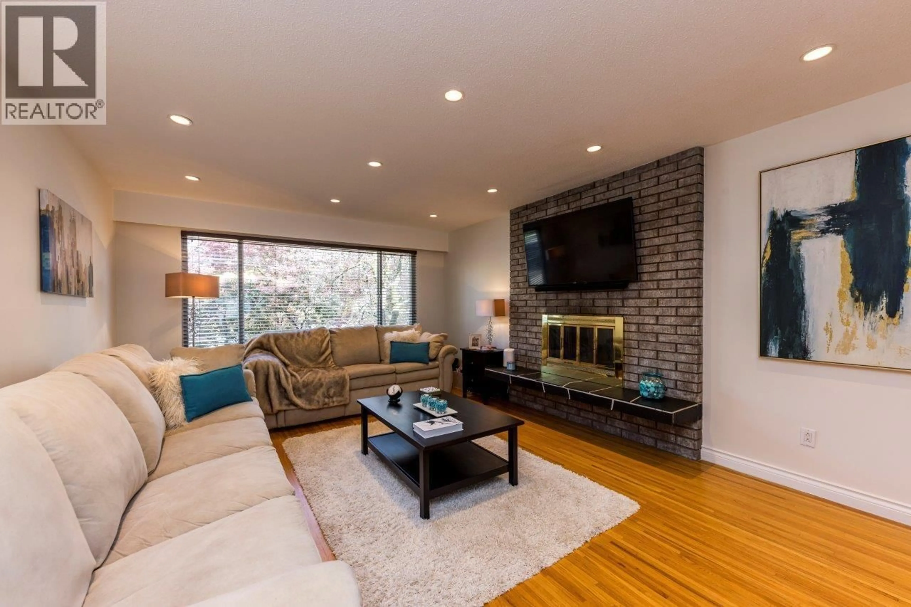 Living room with furniture, wood/laminate floor for 2549 BENDALE ROAD, North Vancouver British Columbia V7H1G6