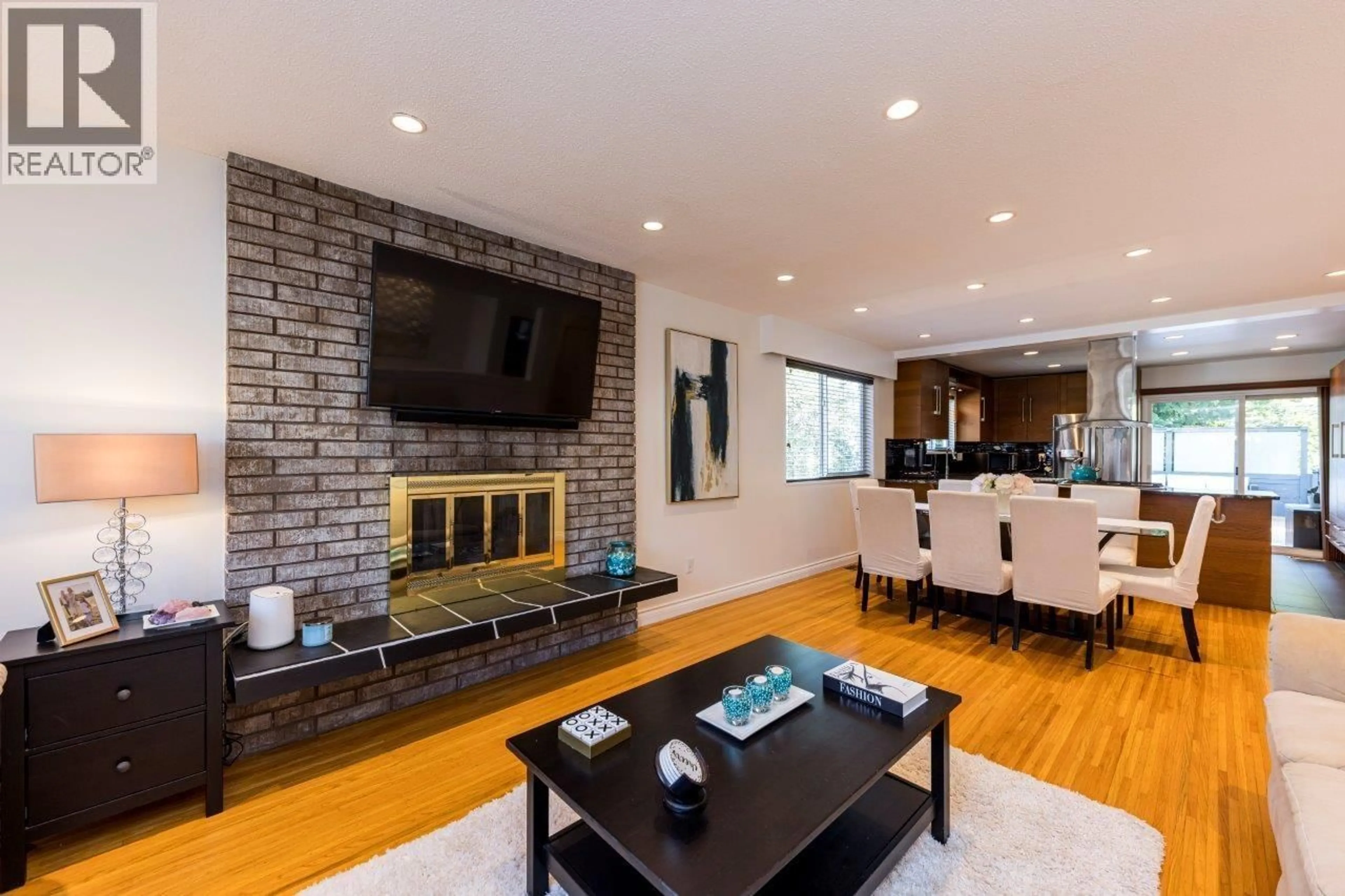 Living room with furniture, unknown for 2549 BENDALE ROAD, North Vancouver British Columbia V7H1G6