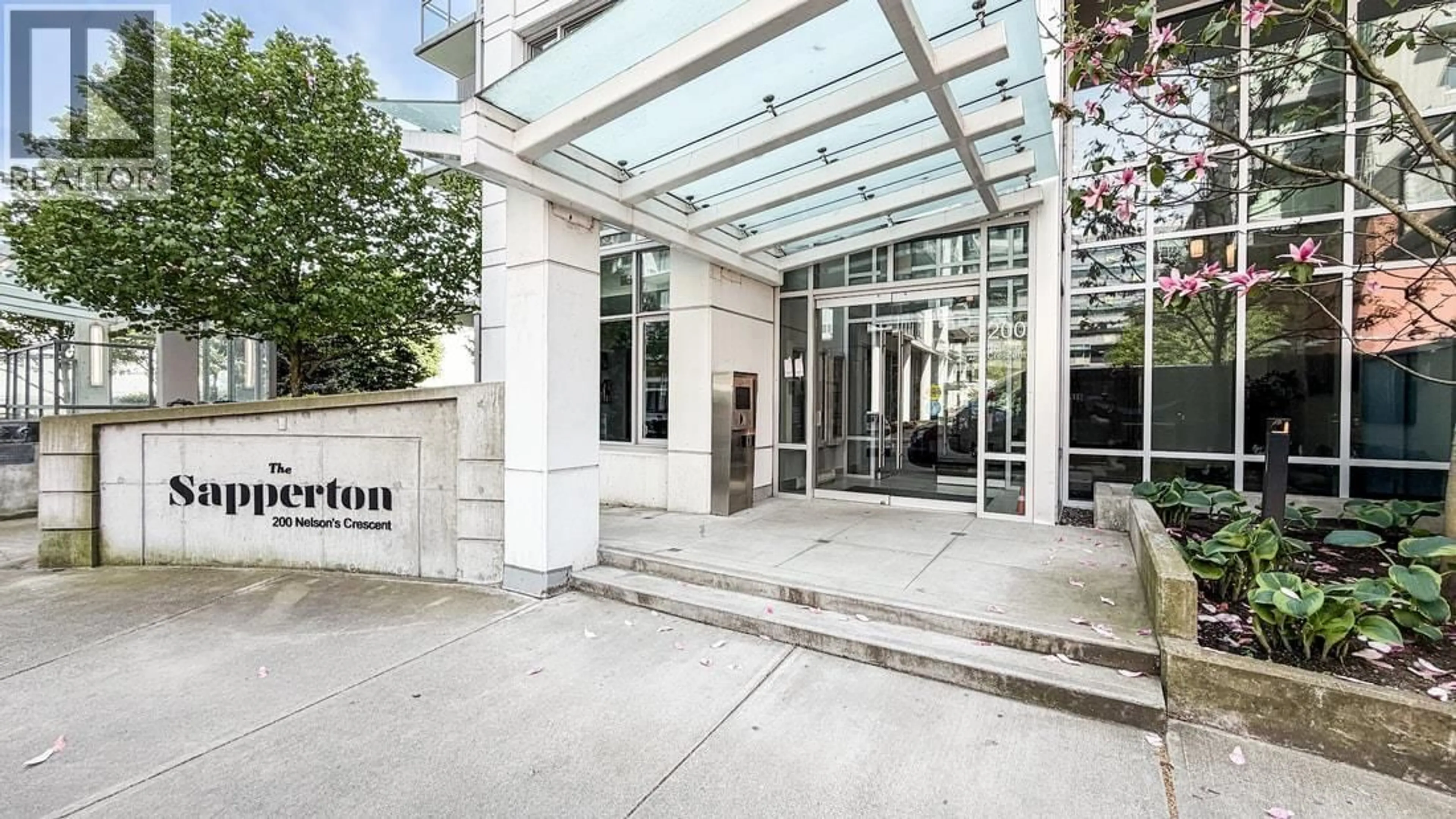 Indoor foyer for 105 - 200 NELSON'S CRESCENT, New Westminster British Columbia V3L0H4