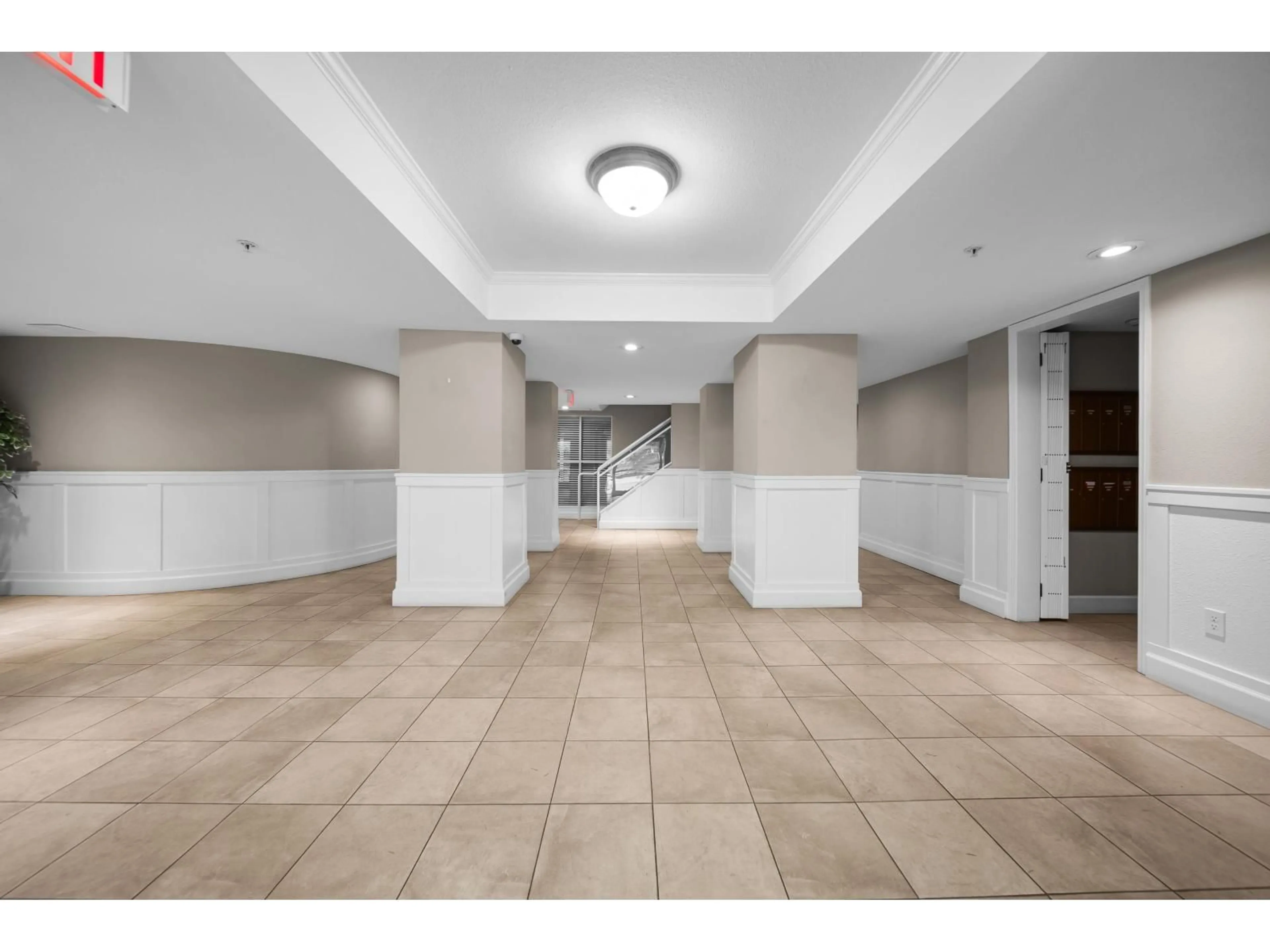 Indoor foyer for 408 - 33280 BOURQUIN CRESCENT EAST, Abbotsford British Columbia V2S7K2
