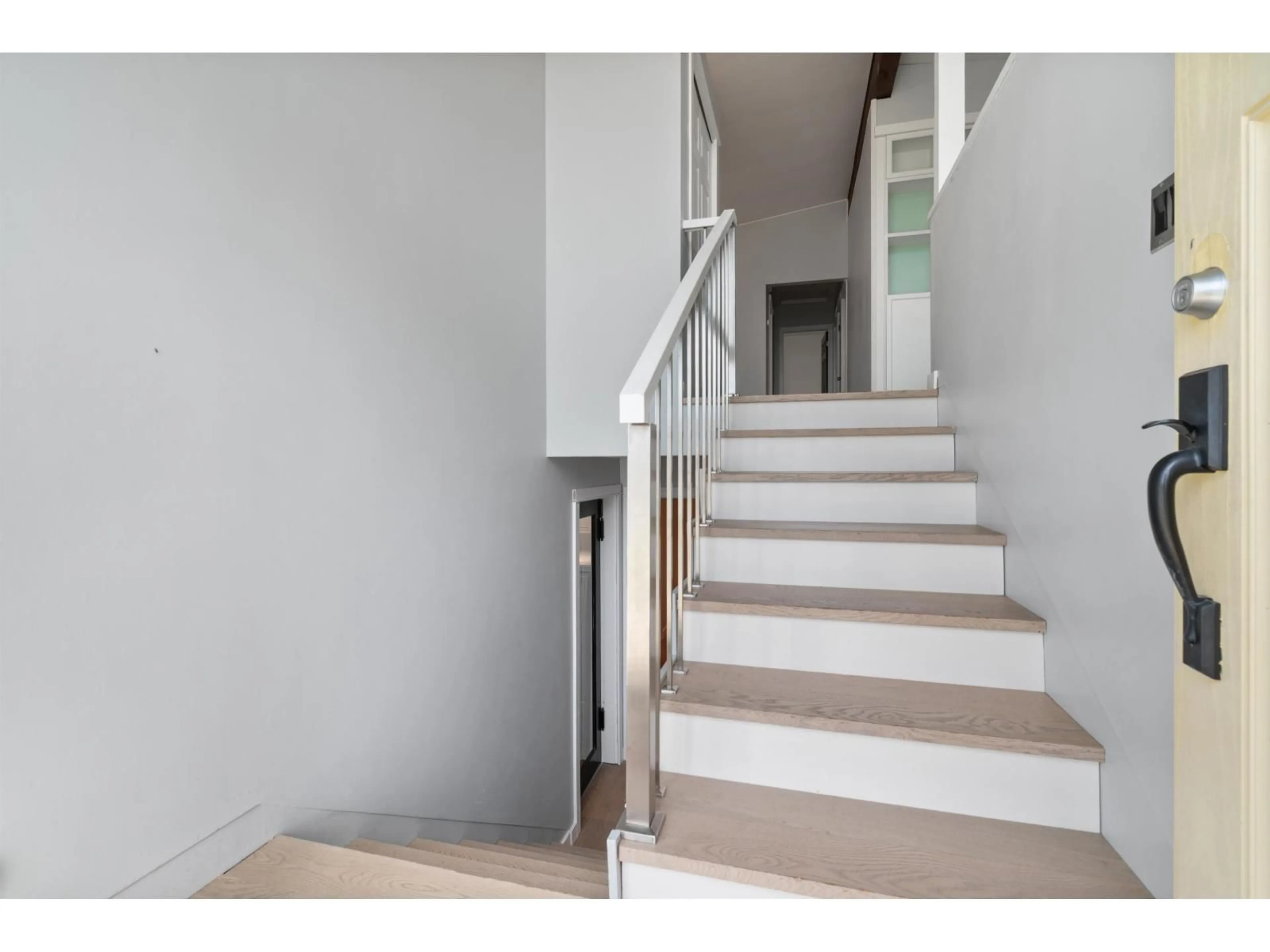 Stairs for 46155 LARCH AVENUE, Chilliwack British Columbia V2P1E7