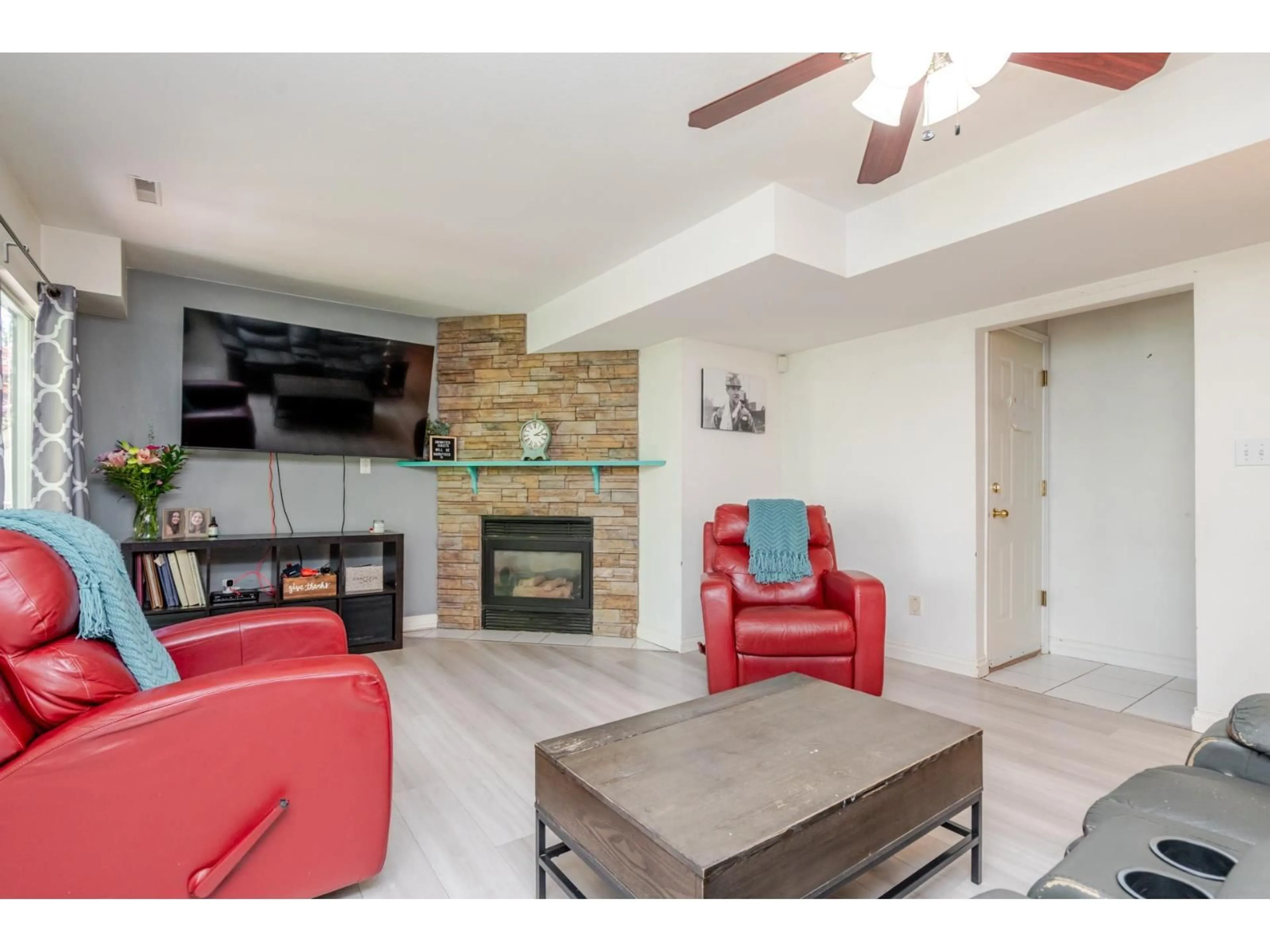 Living room with furniture, unknown for 20 - 32311 MCRAE STREET, Mission British Columbia V2V4X7