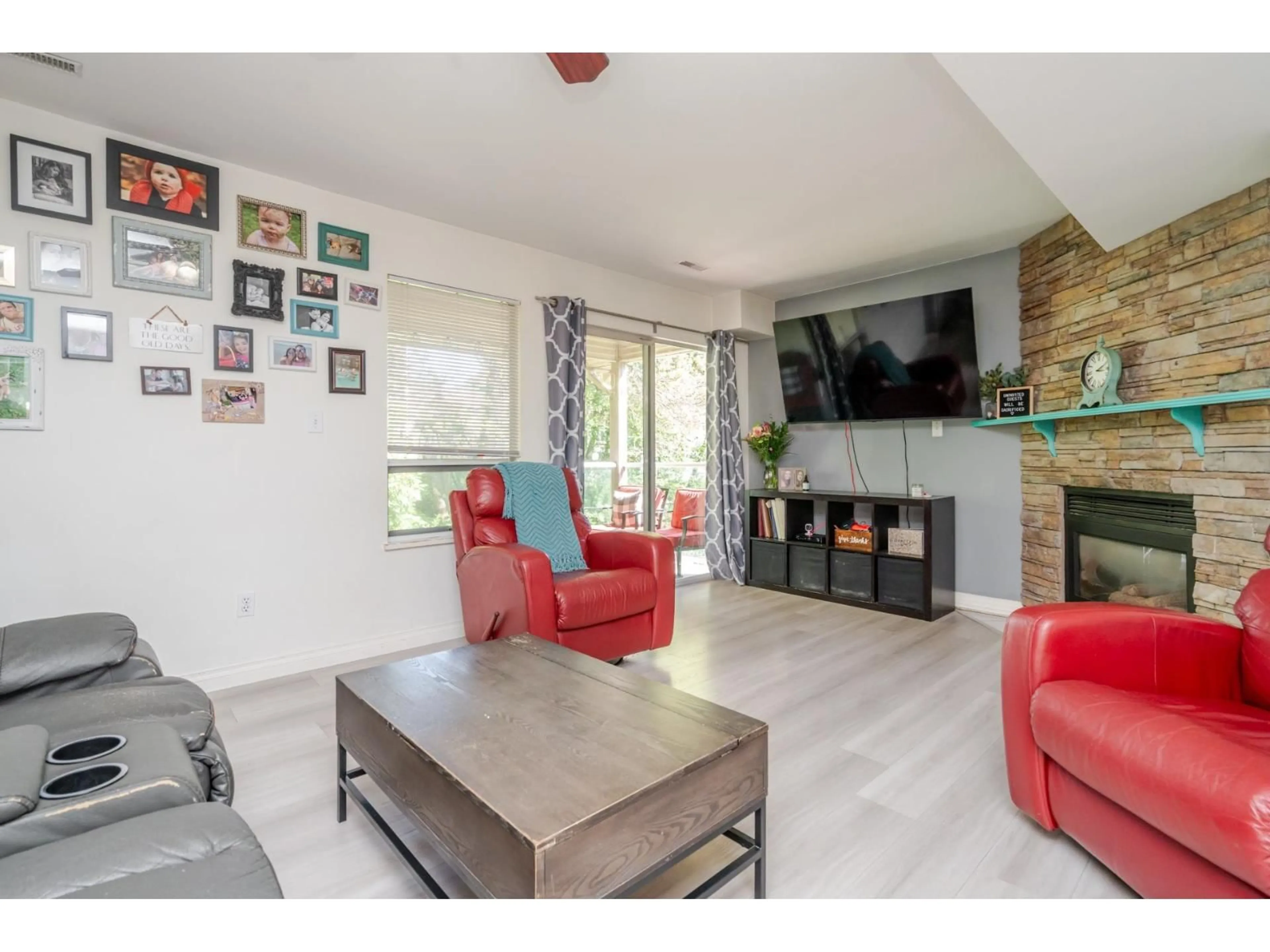 Living room with furniture, wood/laminate floor for 20 - 32311 MCRAE STREET, Mission British Columbia V2V4X7