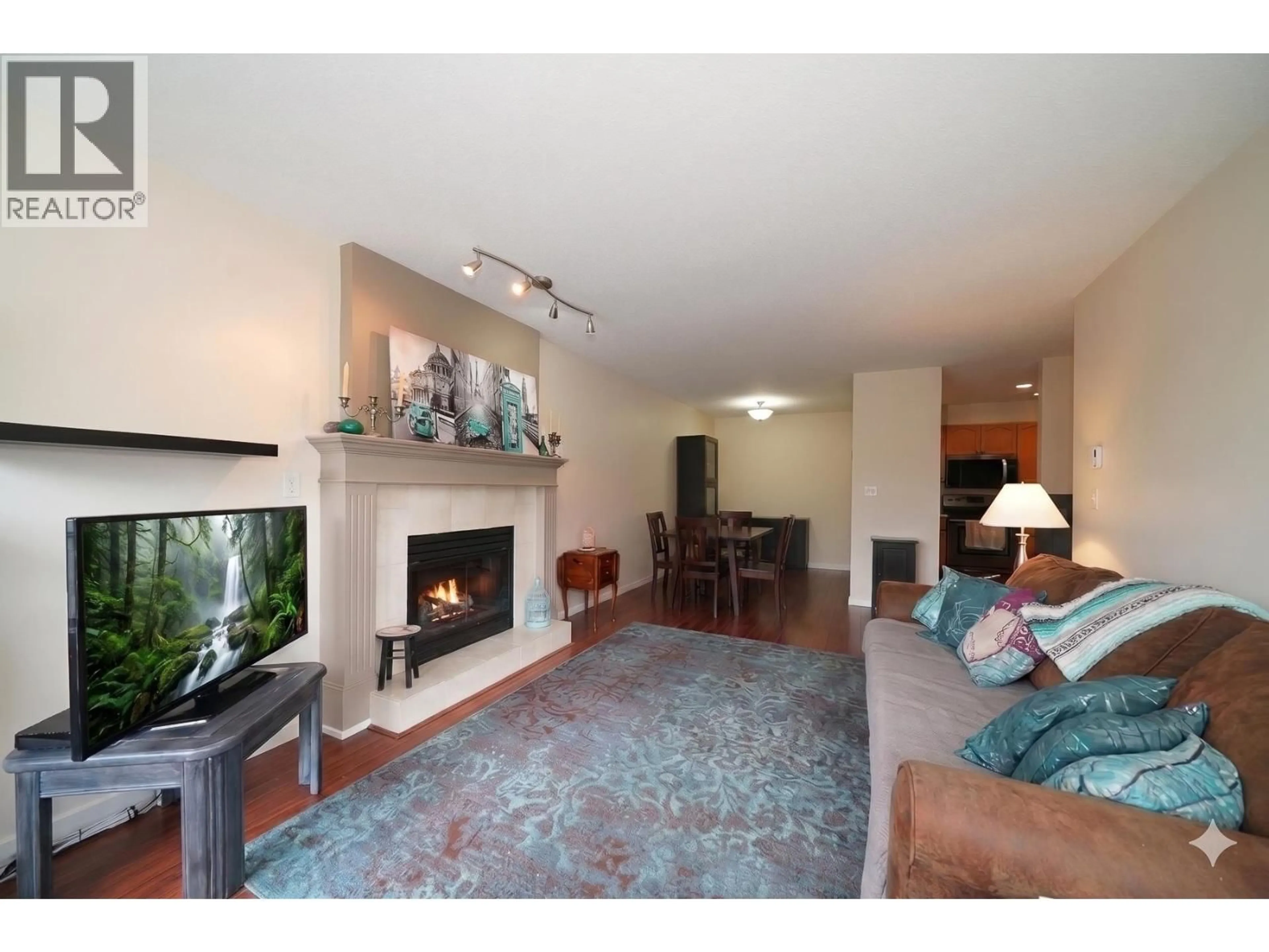 Living room with furniture, unknown for 305 - 1167 PIPELINE ROAD, Coquitlam British Columbia V3B4R9