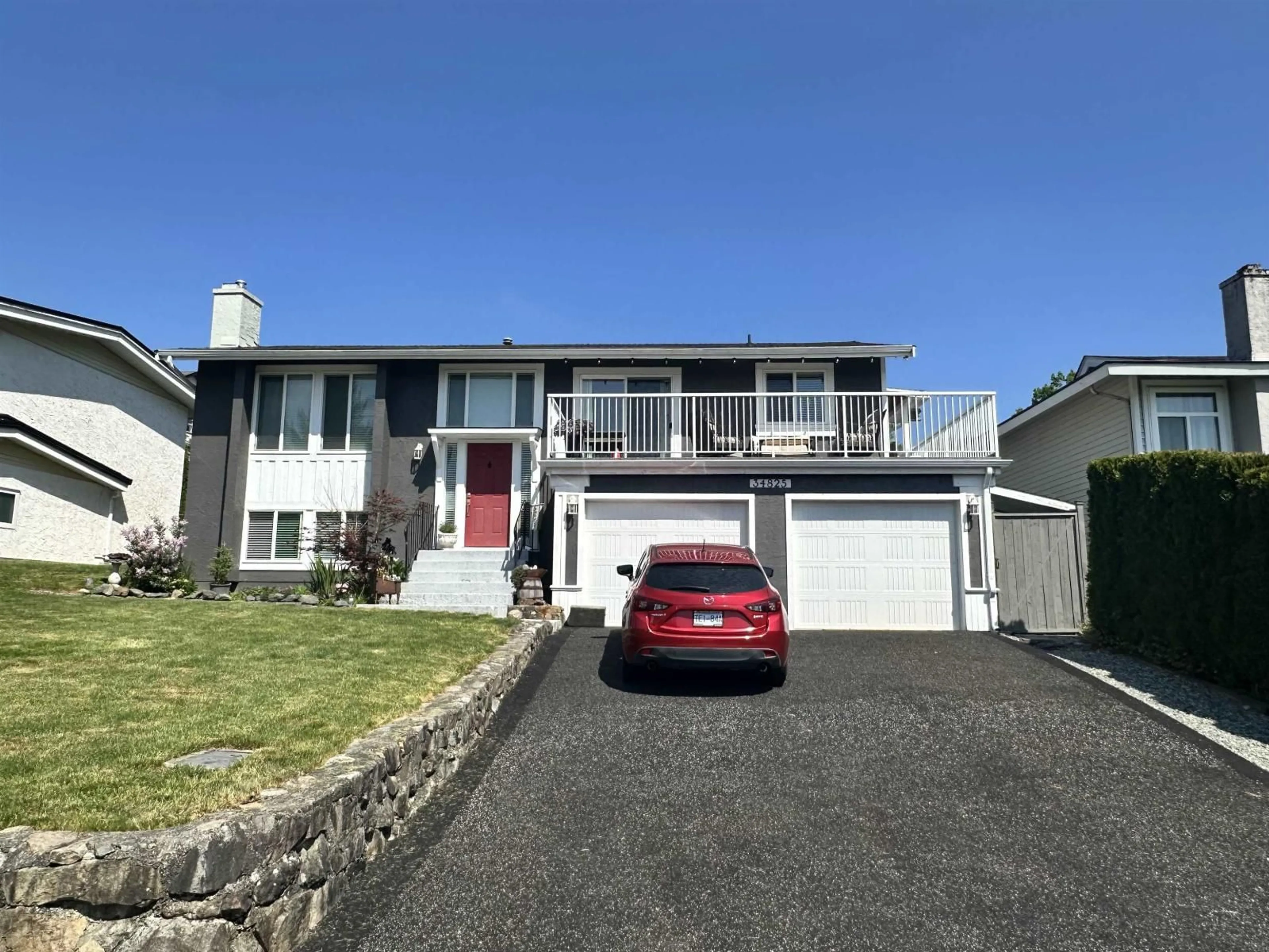 Home with vinyl exterior material, street for 34825 MCCABE PLACE, Abbotsford British Columbia V3G1H1