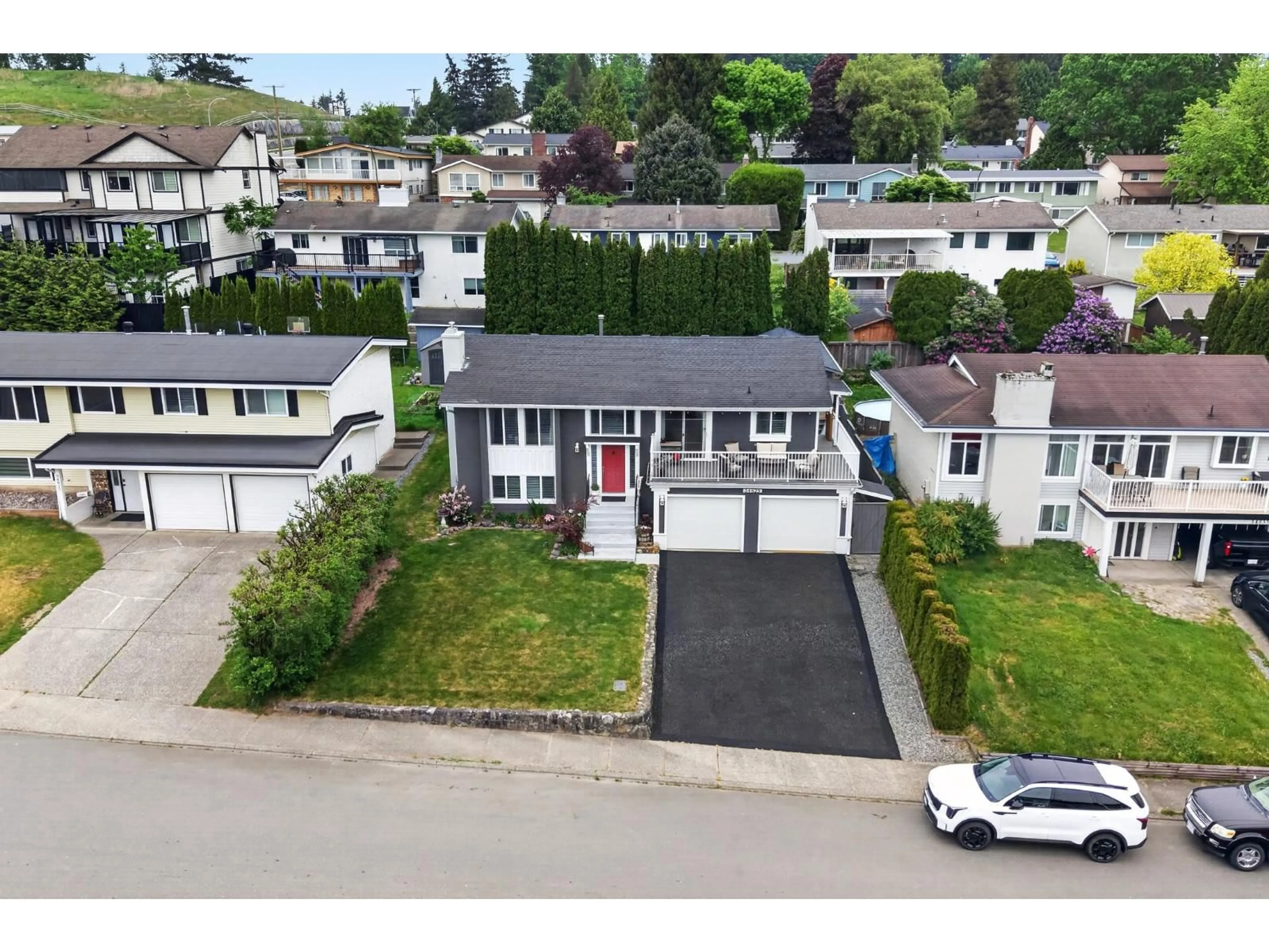 A pic from outside/outdoor area/front of a property/back of a property/a pic from drone, street for 34825 MCCABE PLACE, Abbotsford British Columbia V3G1H1