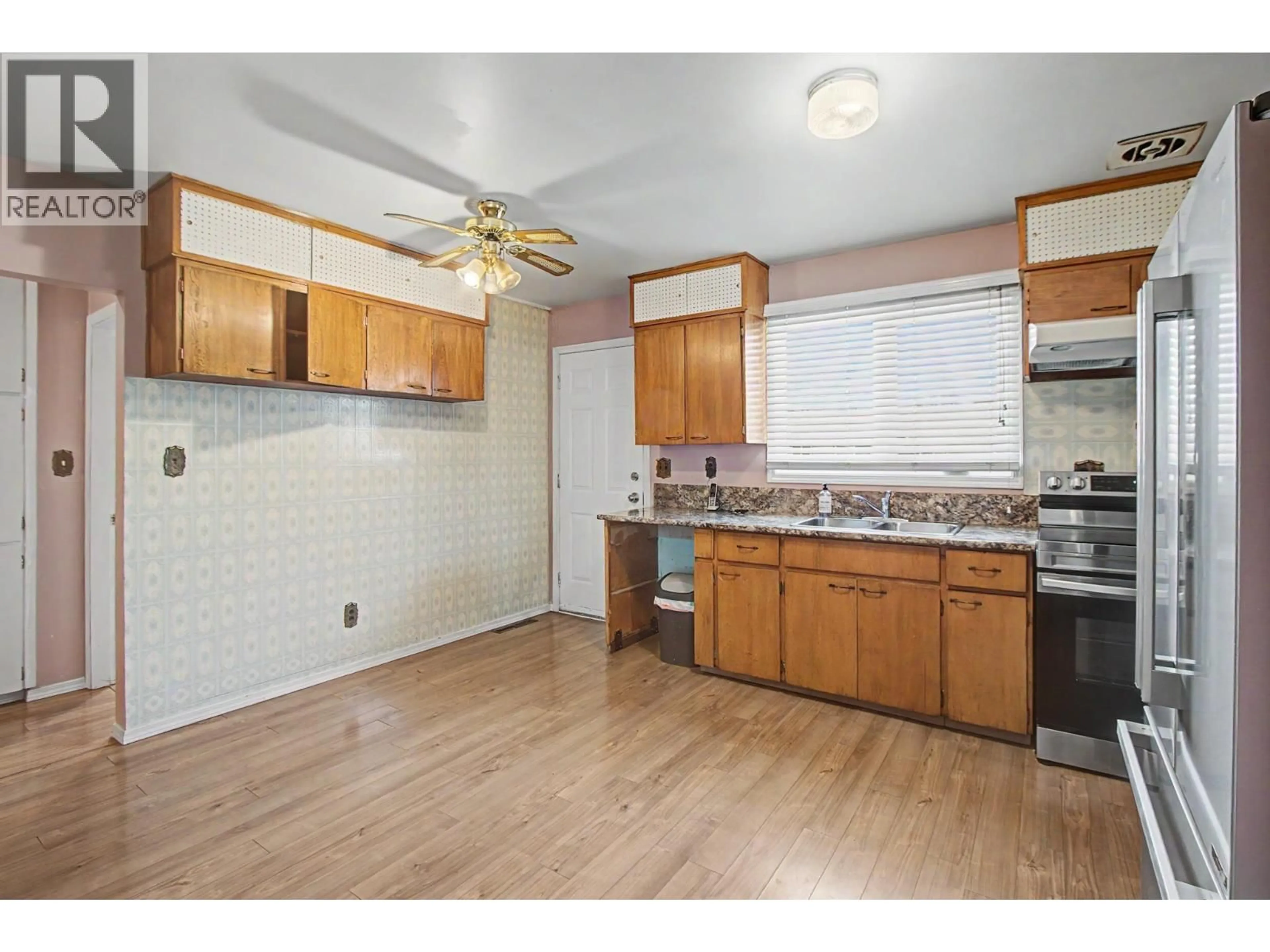 Standard kitchen, unknown for 2469 15TH AVENUE, Prince George British Columbia V2M1S5