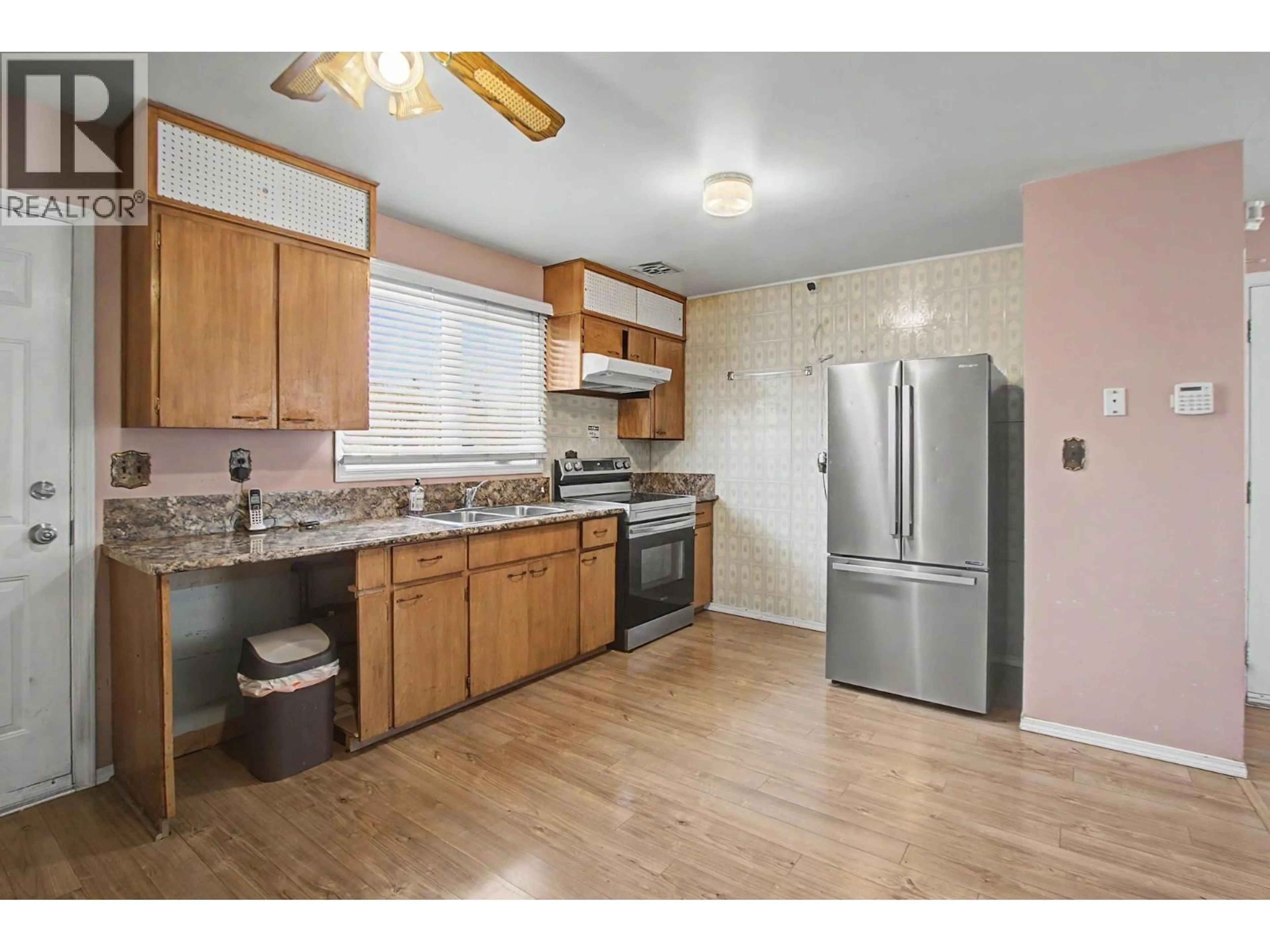 Standard kitchen, unknown for 2469 15TH AVENUE, Prince George British Columbia V2M1S5
