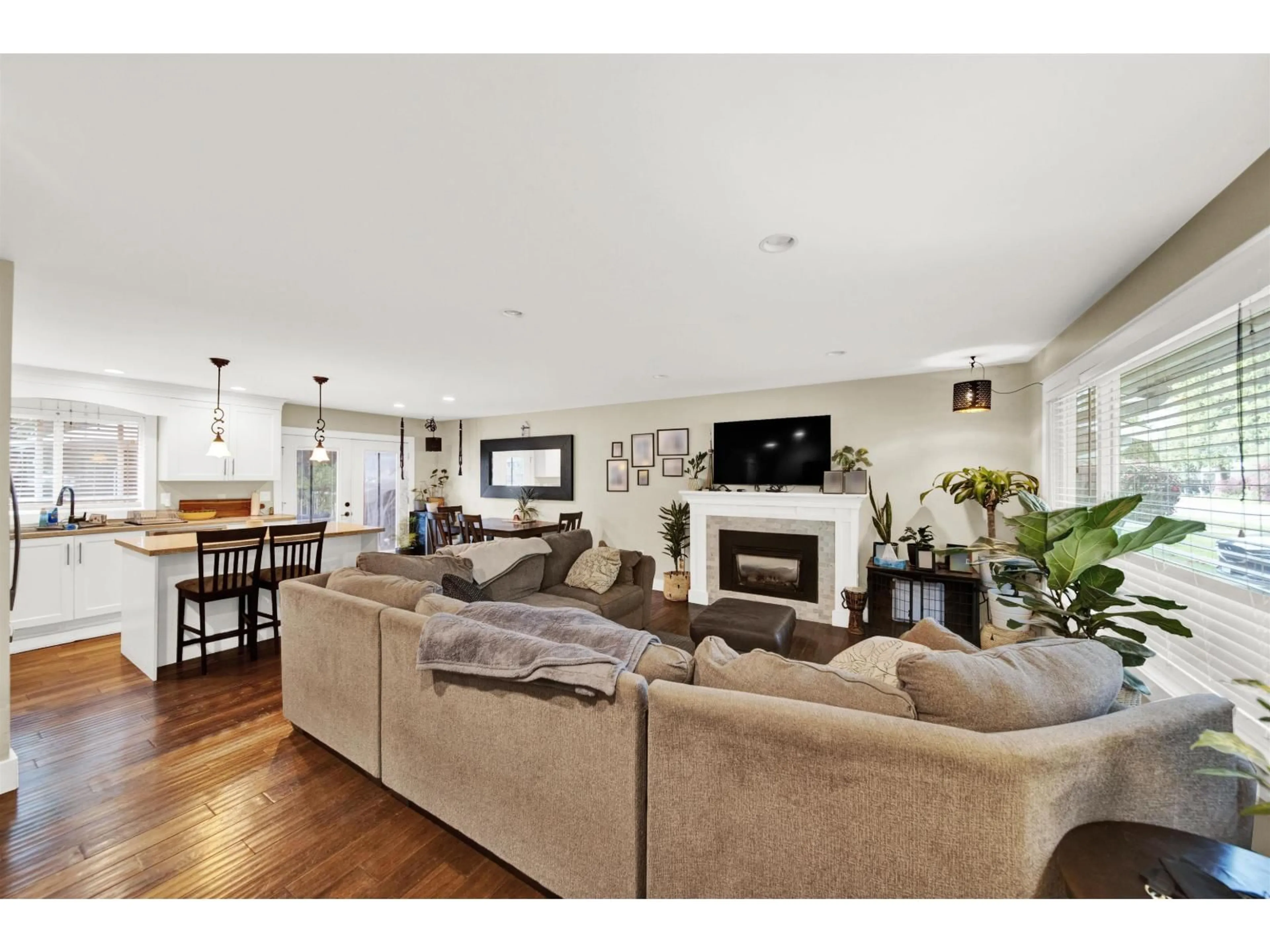 Living room with furniture, wood/laminate floor for 3895 201 STREET, Langley British Columbia V3A1P3