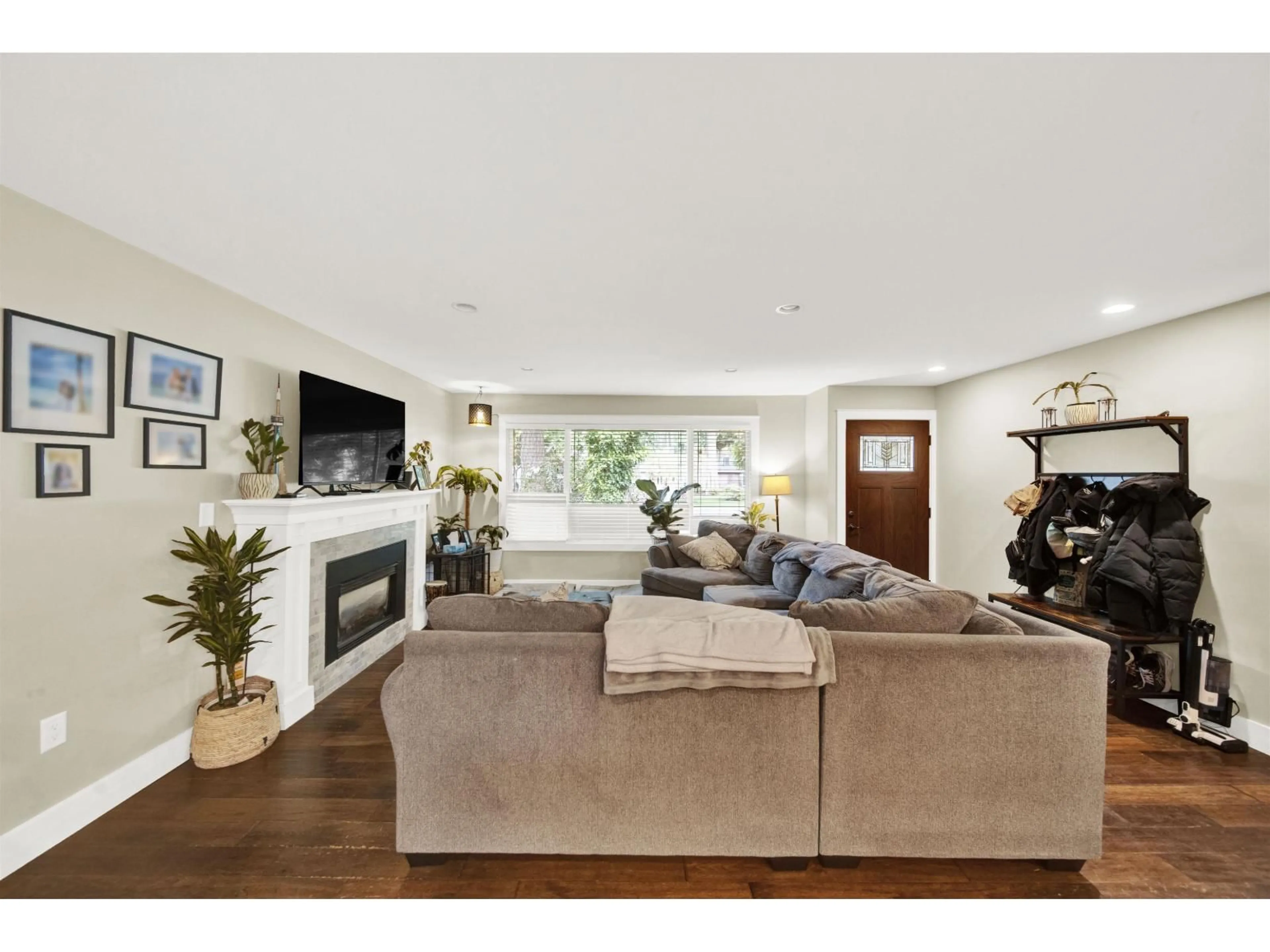 Living room with furniture, unknown for 3895 201 STREET, Langley British Columbia V3A1P3