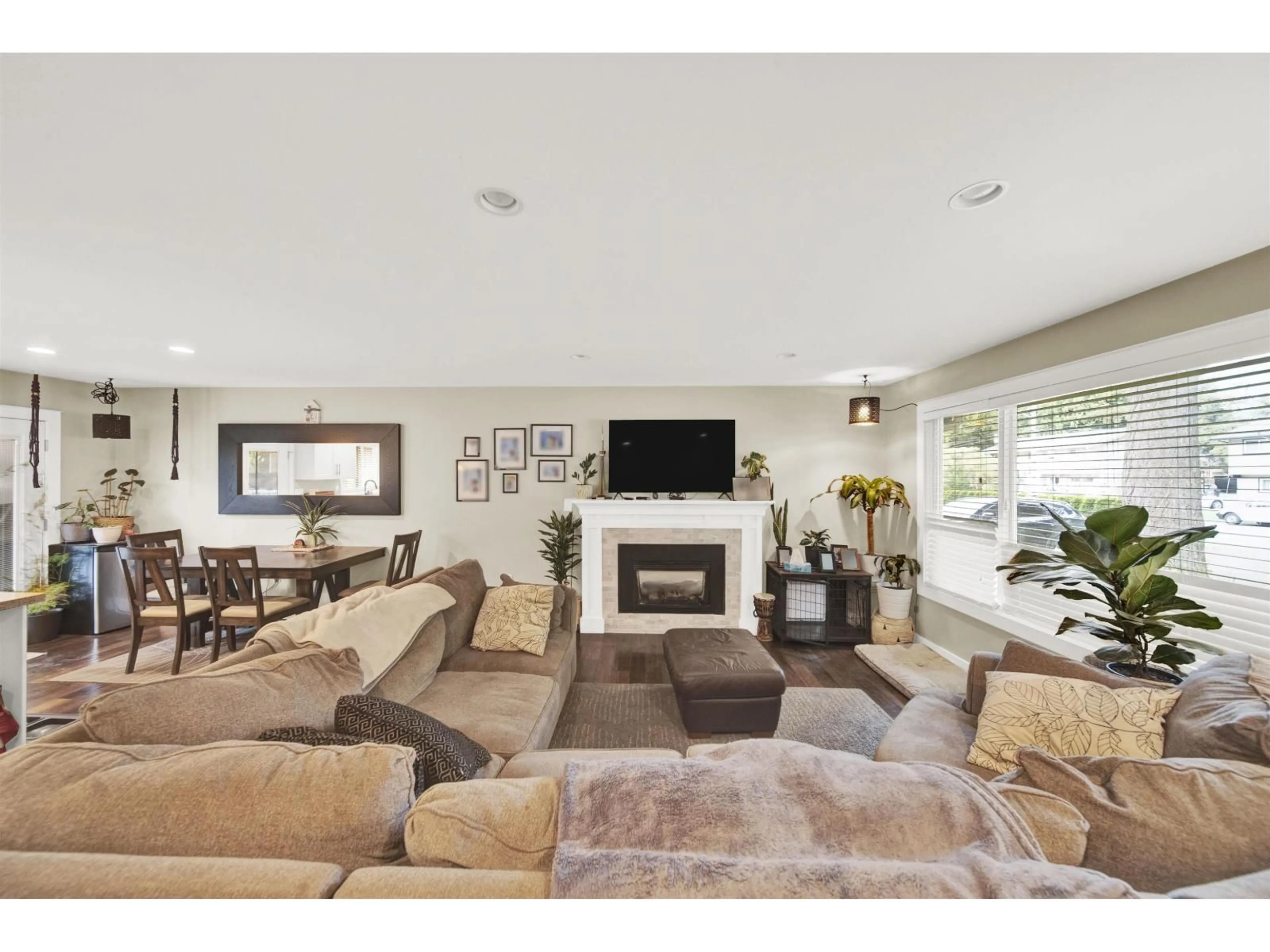 Living room with furniture, unknown for 3895 201 STREET, Langley British Columbia V3A1P3