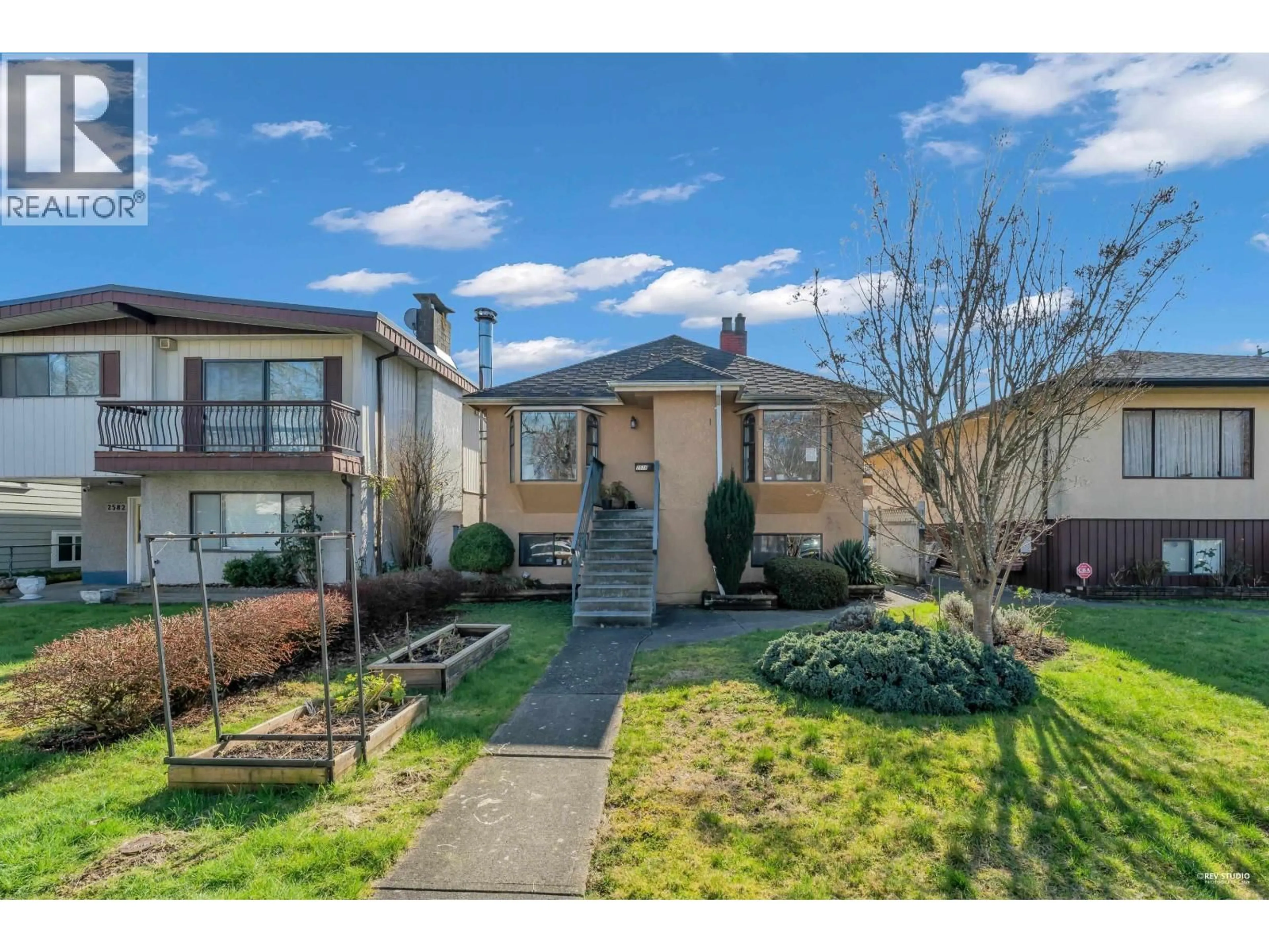 A pic from outside/outdoor area/front of a property/back of a property/a pic from drone, street for 2576 PARKER STREET, Vancouver British Columbia V5K2T3